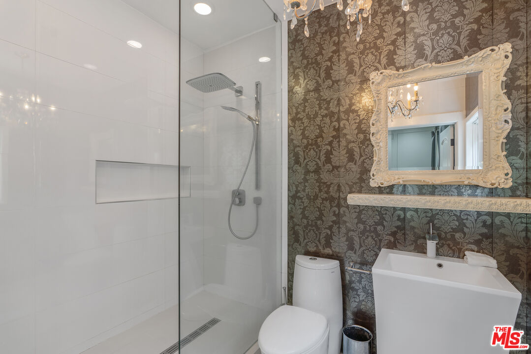 Los Angeles, California, 90005, United States, 3 Bedrooms Bedrooms, ,3 BathroomsBathrooms,Residential,For Sale,1876512