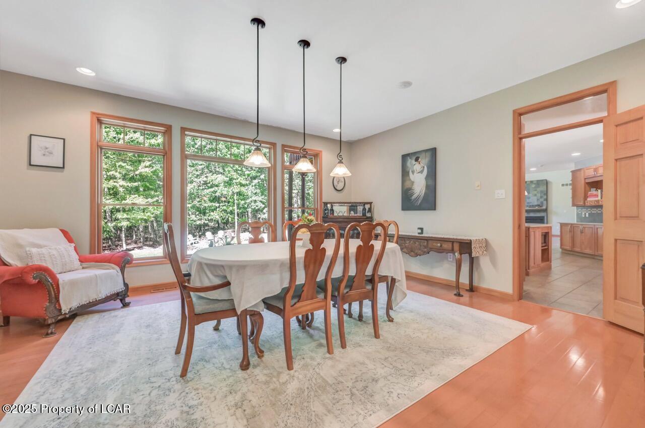 Mountain Top, Pennsylvania, 18707, United States, 4 Bedrooms Bedrooms, ,5 BathroomsBathrooms,Residential,For Sale,1944925