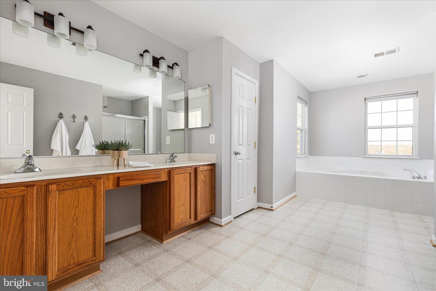 Round Hill, Virginia, 20141, United States, 4 Bedrooms Bedrooms, ,4 BathroomsBathrooms,Residential,For Sale,1987727