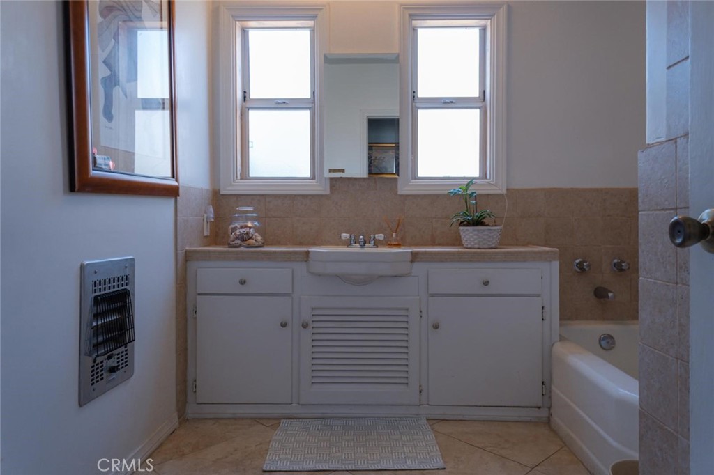 Los Angeles, California, 90008, United States, 3 Bedrooms Bedrooms, ,3 BathroomsBathrooms,Residential,For Sale,2011148