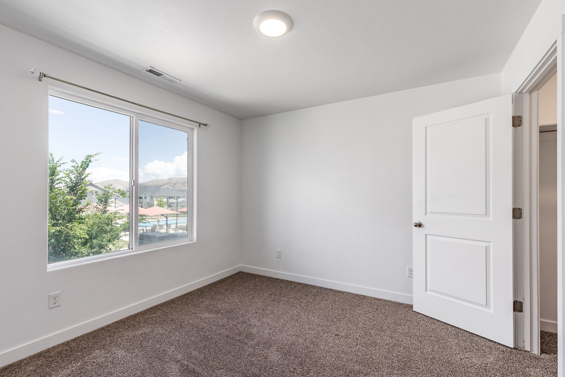  Move-In Ready  Appliances Included  Walk-In Closets in Every Bedroom - 物件實景