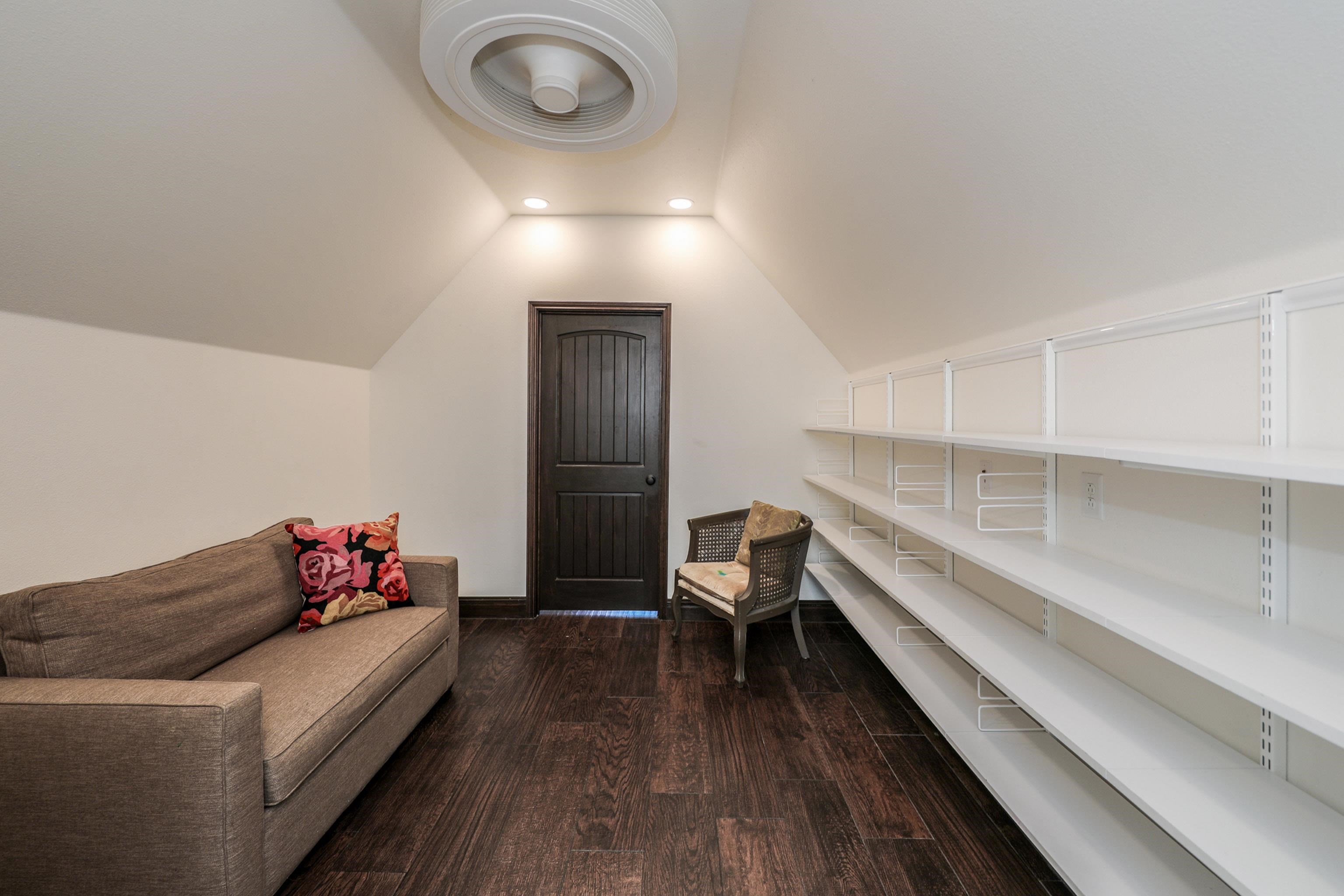 Laredo, Texas, 78041, United States, 4 Bedrooms Bedrooms, ,5 BathroomsBathrooms,Residential,For Sale,1989337