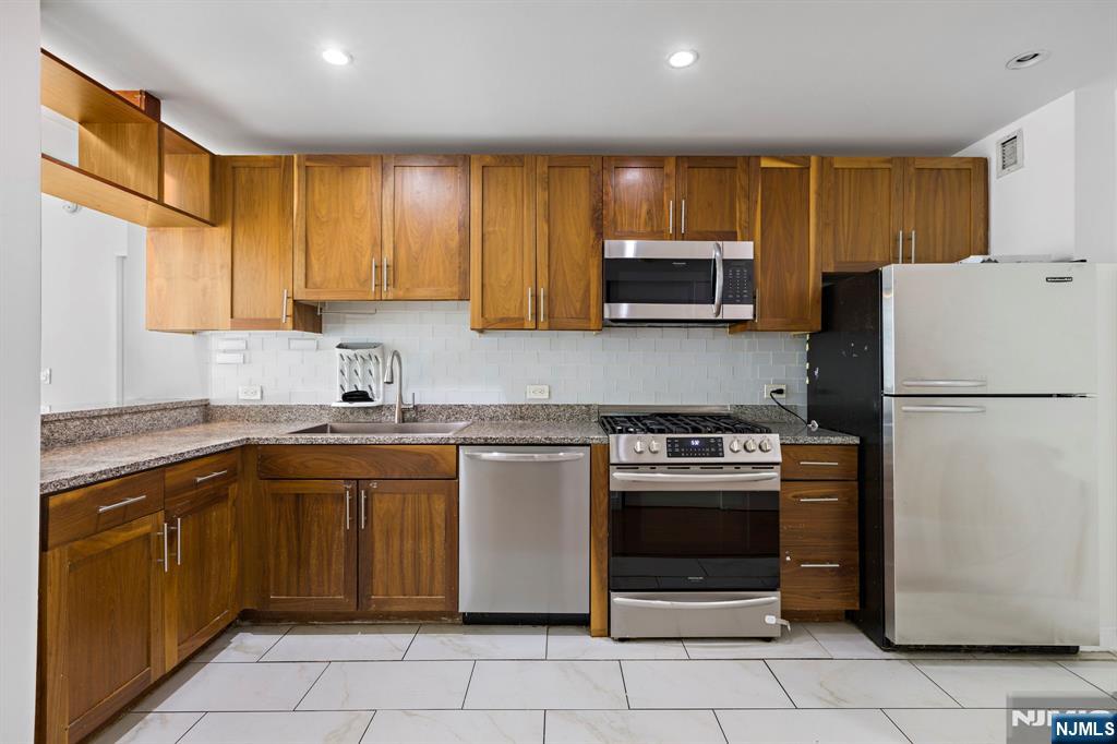 Jersey City, New Jersey, 07310, United States, 2 Bedrooms Bedrooms, ,2 BathroomsBathrooms,Residential,For Sale,1868291