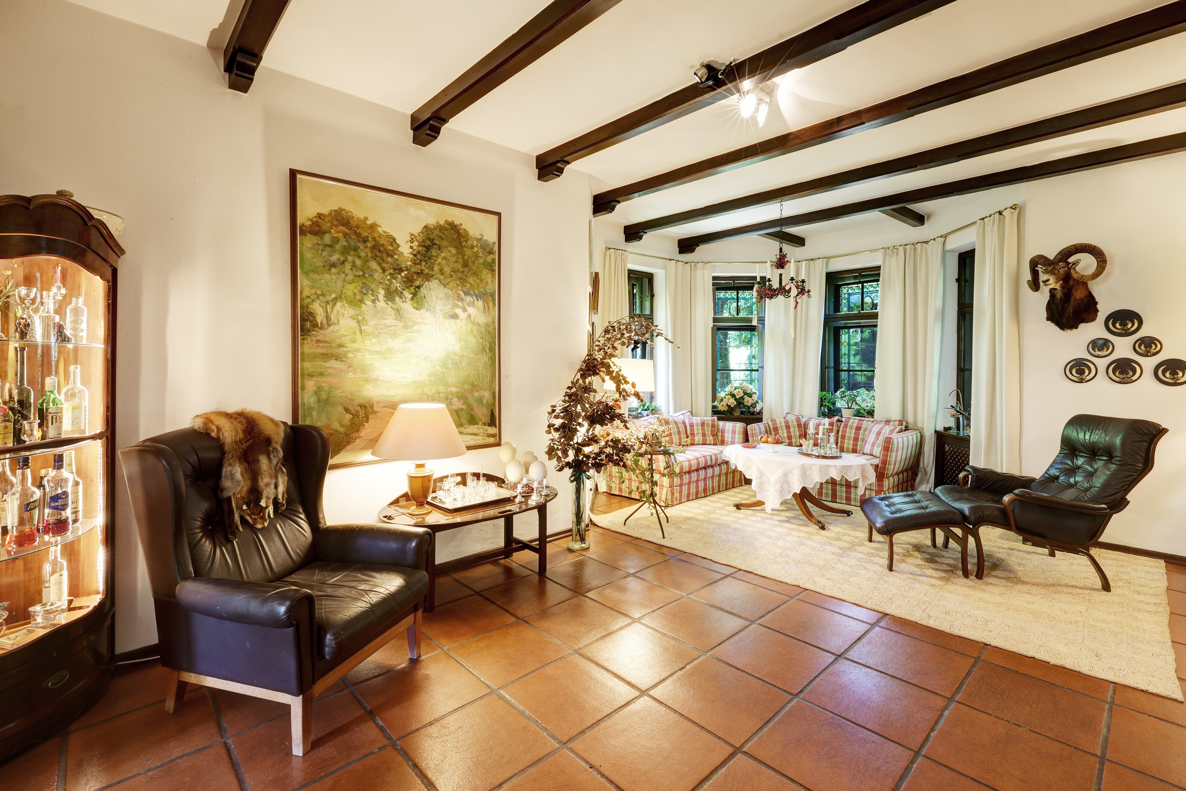  A charming country house in the traditional style—surrounded by mature trees - 物件實景