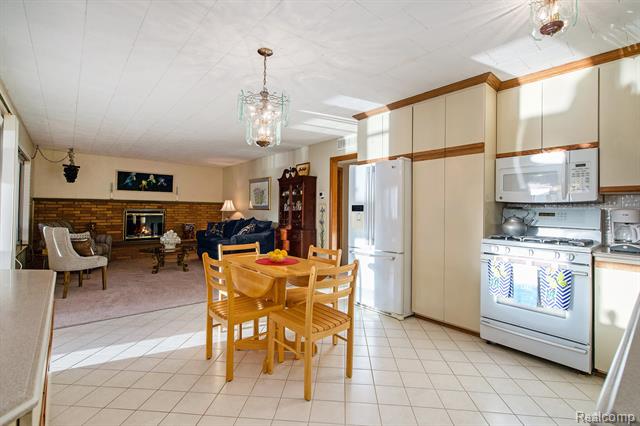 Putnam Twp, Michigan, 48169, United States, 3 Bedrooms Bedrooms, ,2 BathroomsBathrooms,Residential,For Sale,1981909