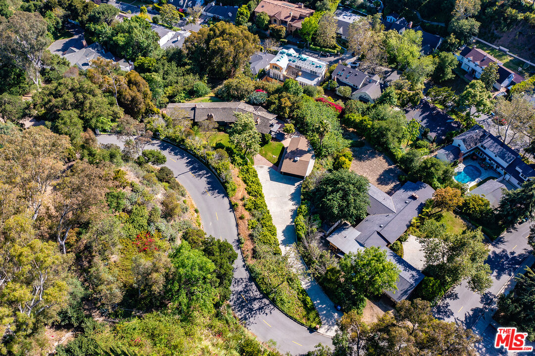 Los Angeles, California, 90049, United States, 2 Bedrooms Bedrooms, ,3 BathroomsBathrooms,Residential,For Sale,1819125