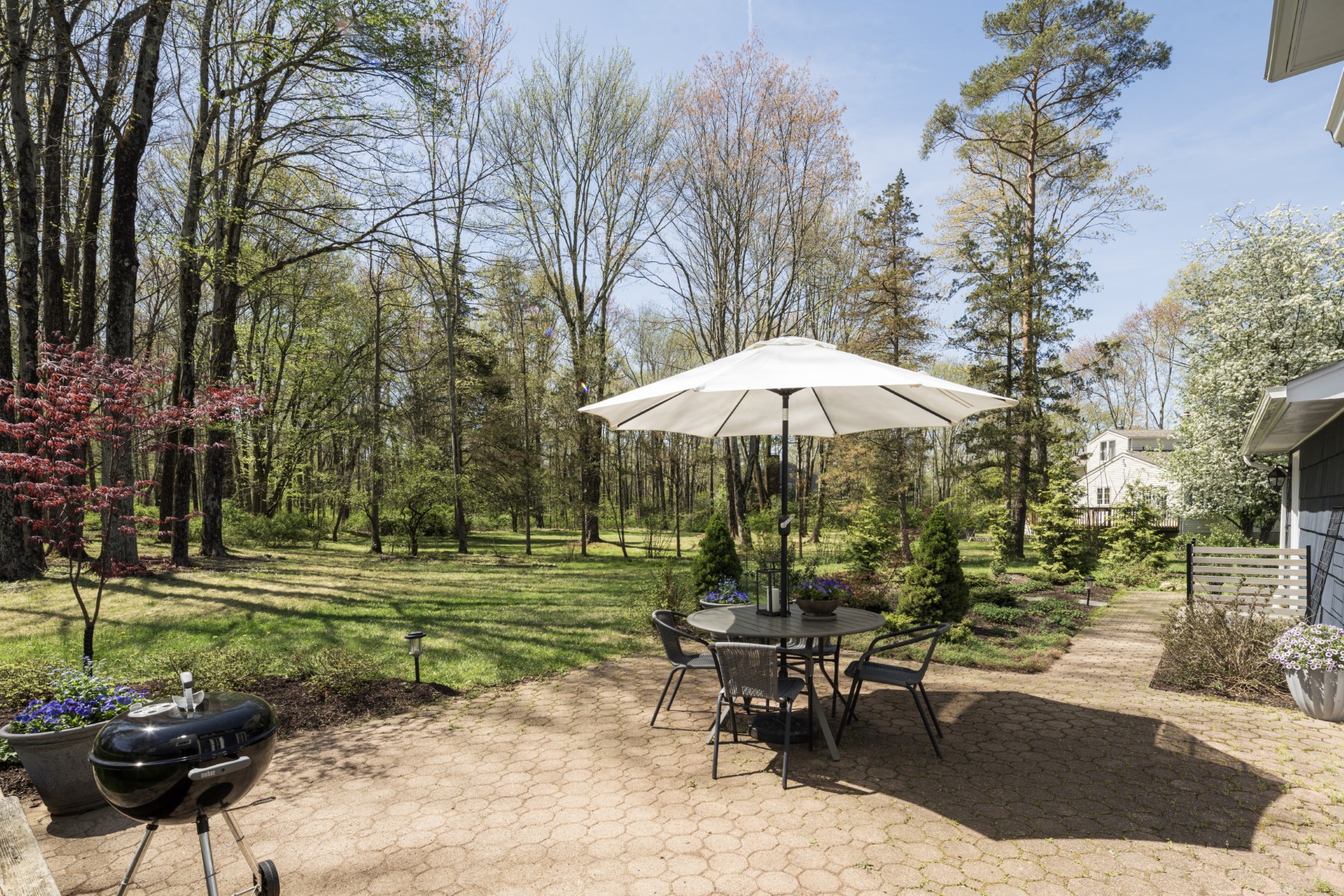  Beautifully Renovated Home with Beautiful Outdoor Setting - 物件實景