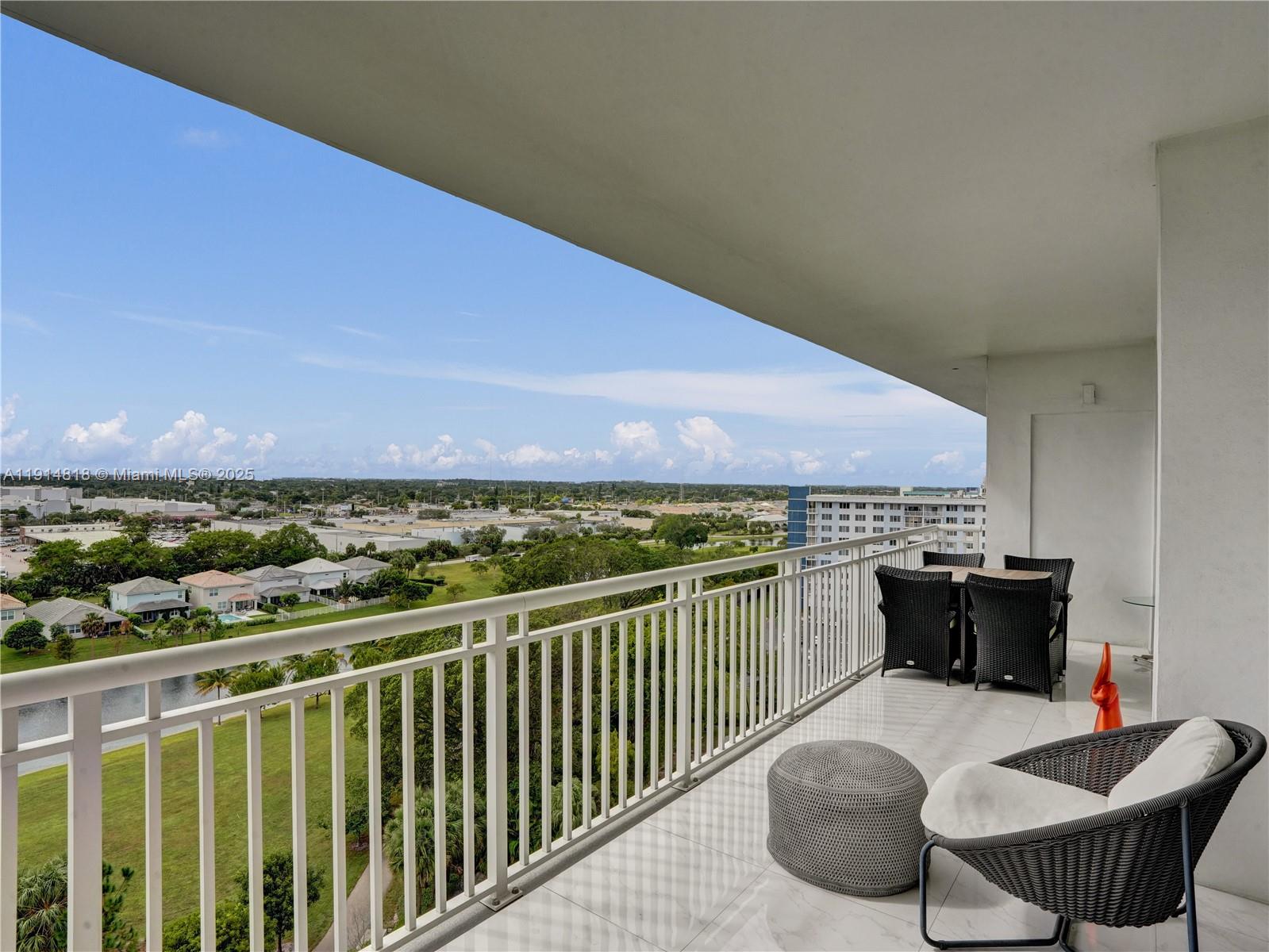 Hollywood, Florida, 33021, United States, 2 Bedrooms Bedrooms, ,3 BathroomsBathrooms,Residential,For Sale,1997464