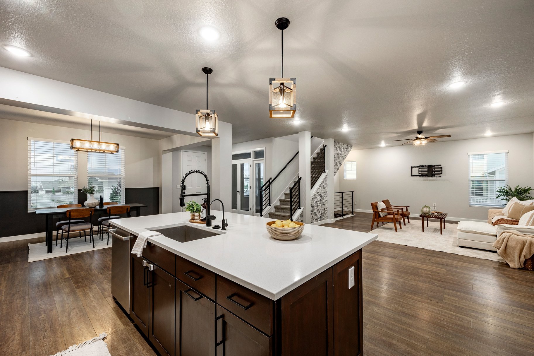  Daybreak Living With A 3-Car Garage - 物件實景