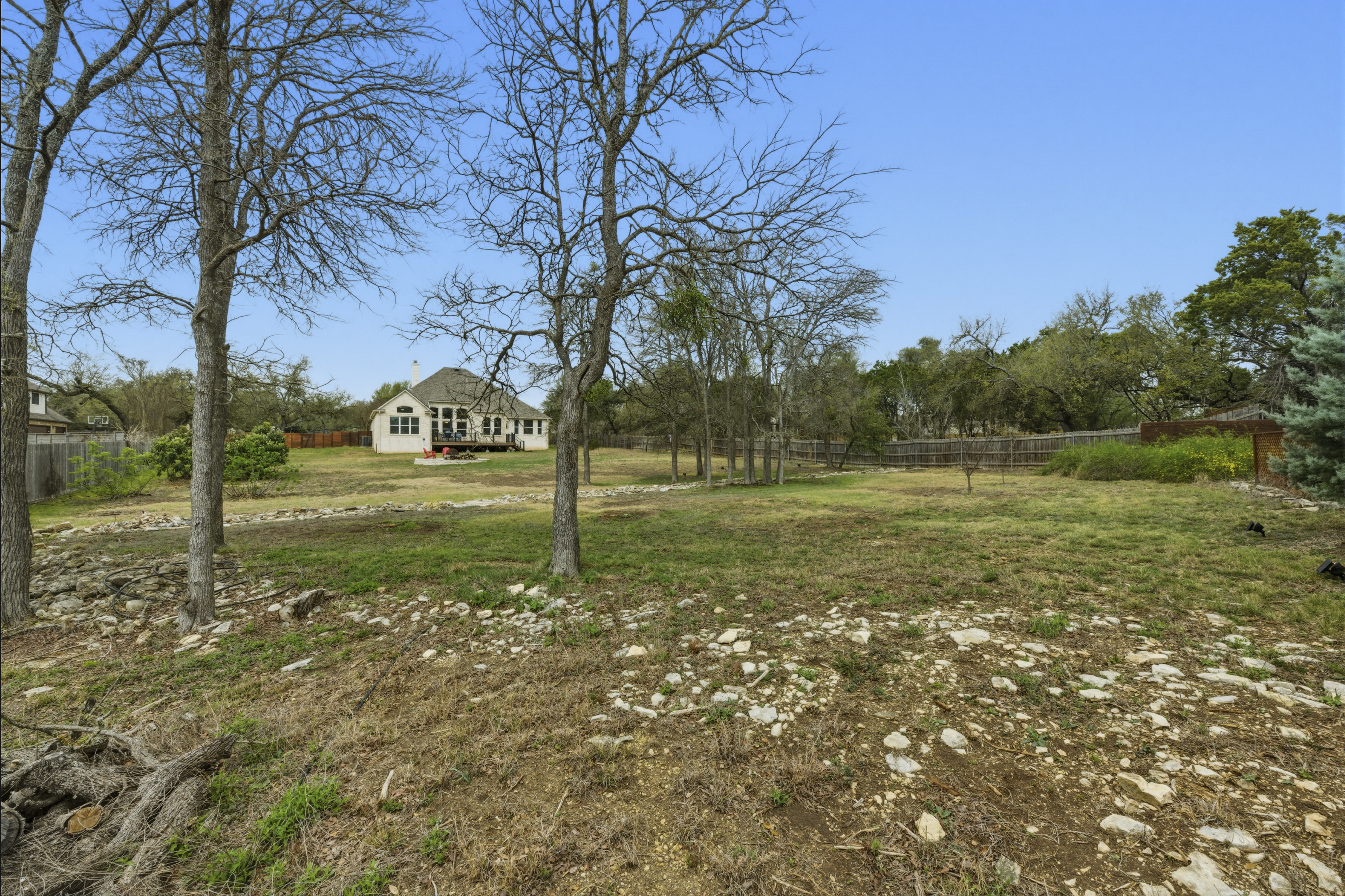  Single-Story Retreat on One Acre with Close Proximity to Private Schools - 物件實景