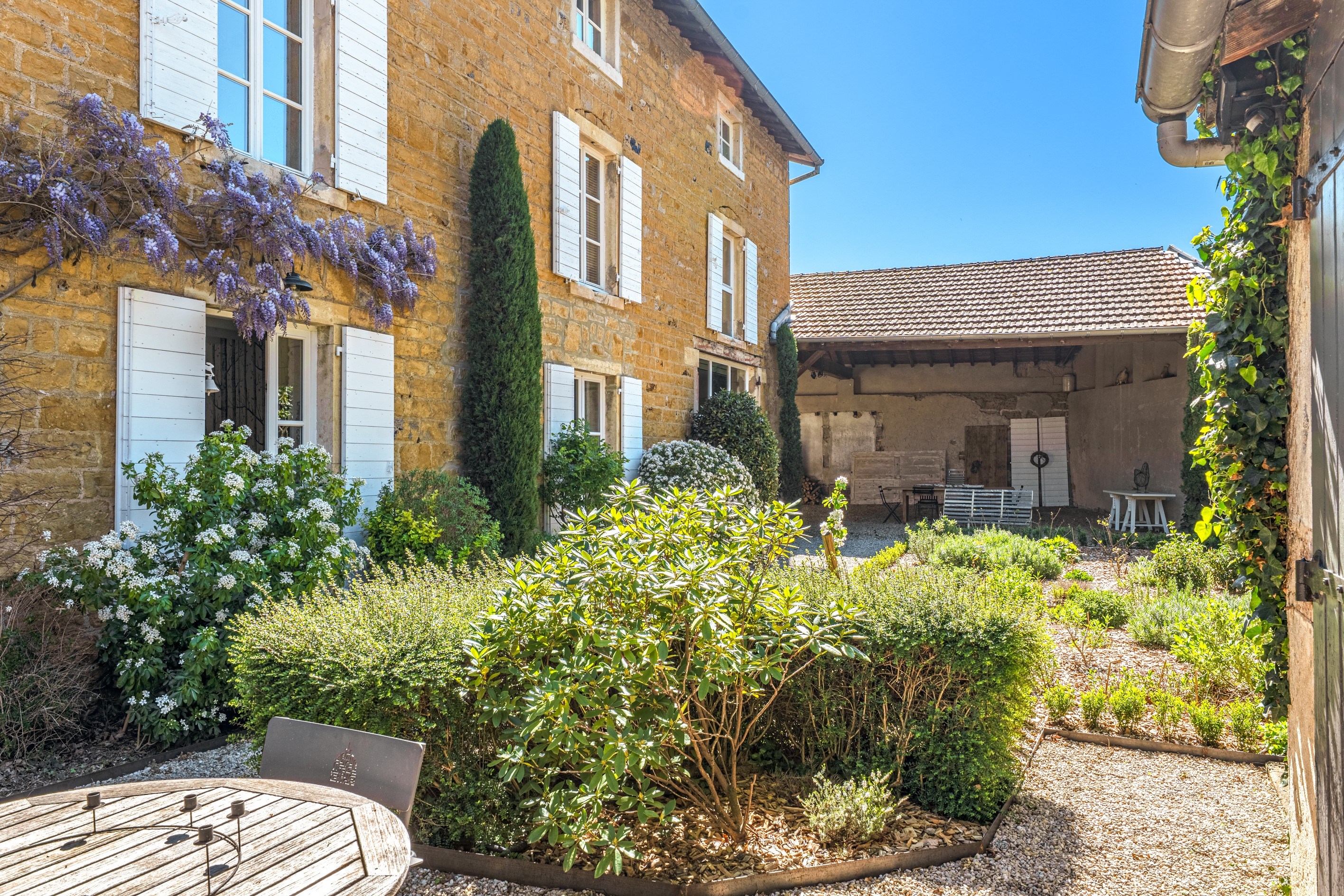 Charming golden-stone family home in central Chasselay. - 物件實景