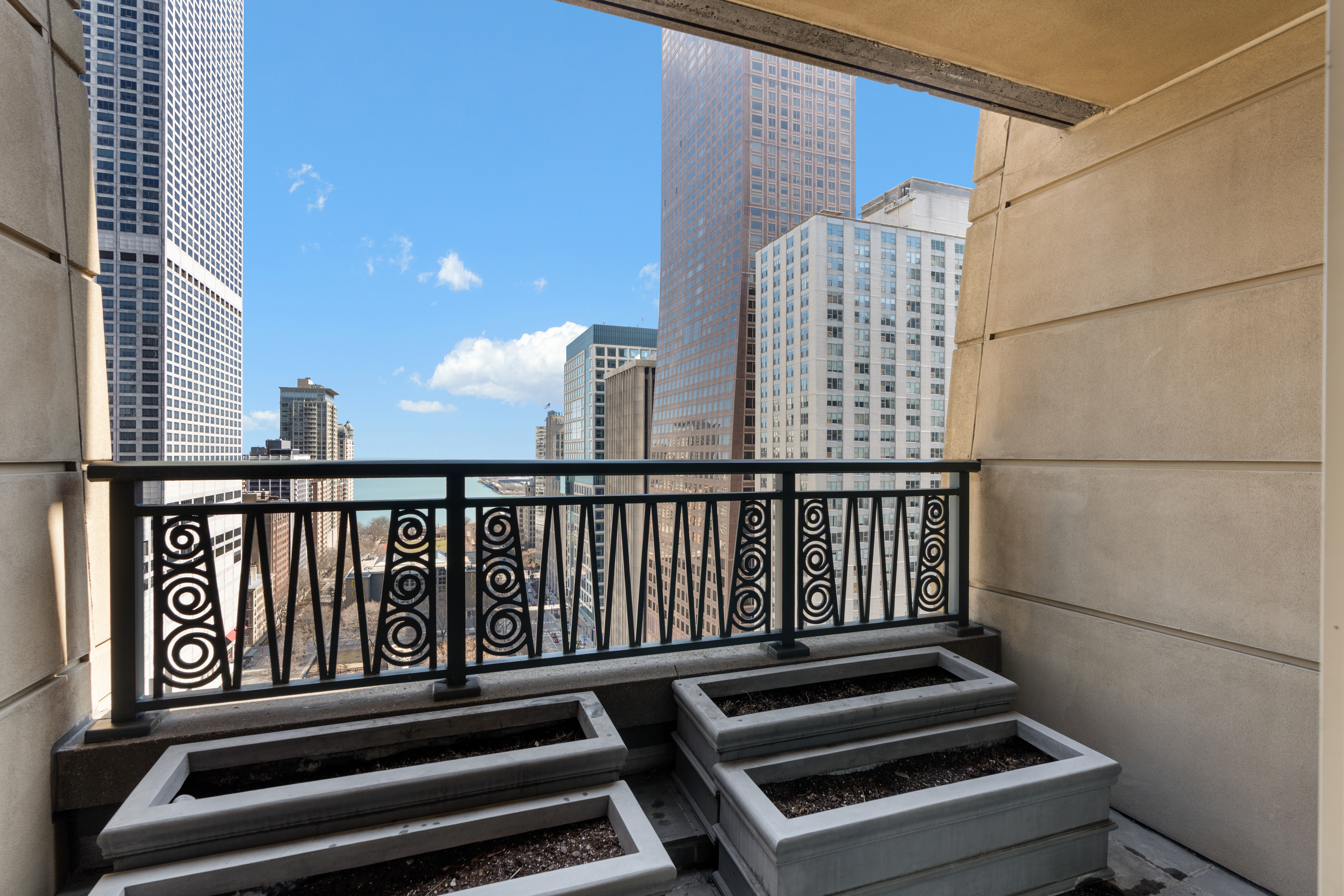  Experience Refined City Living in this Exquisitely Updated Residence - 物件實景