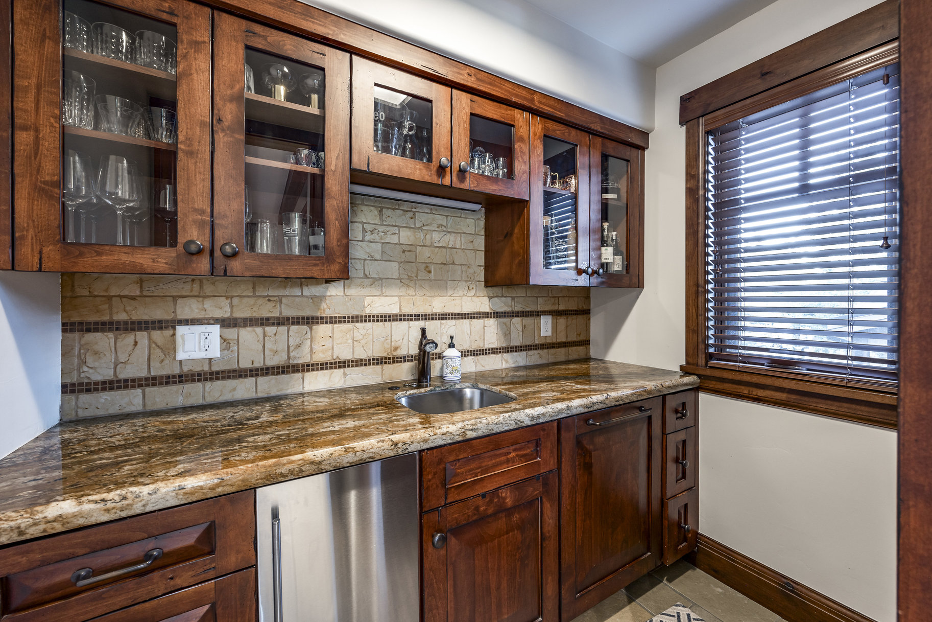  Rare Park Meadows Retreat with Creekside Setting and Expansive Ski Resort Views - 物件實景