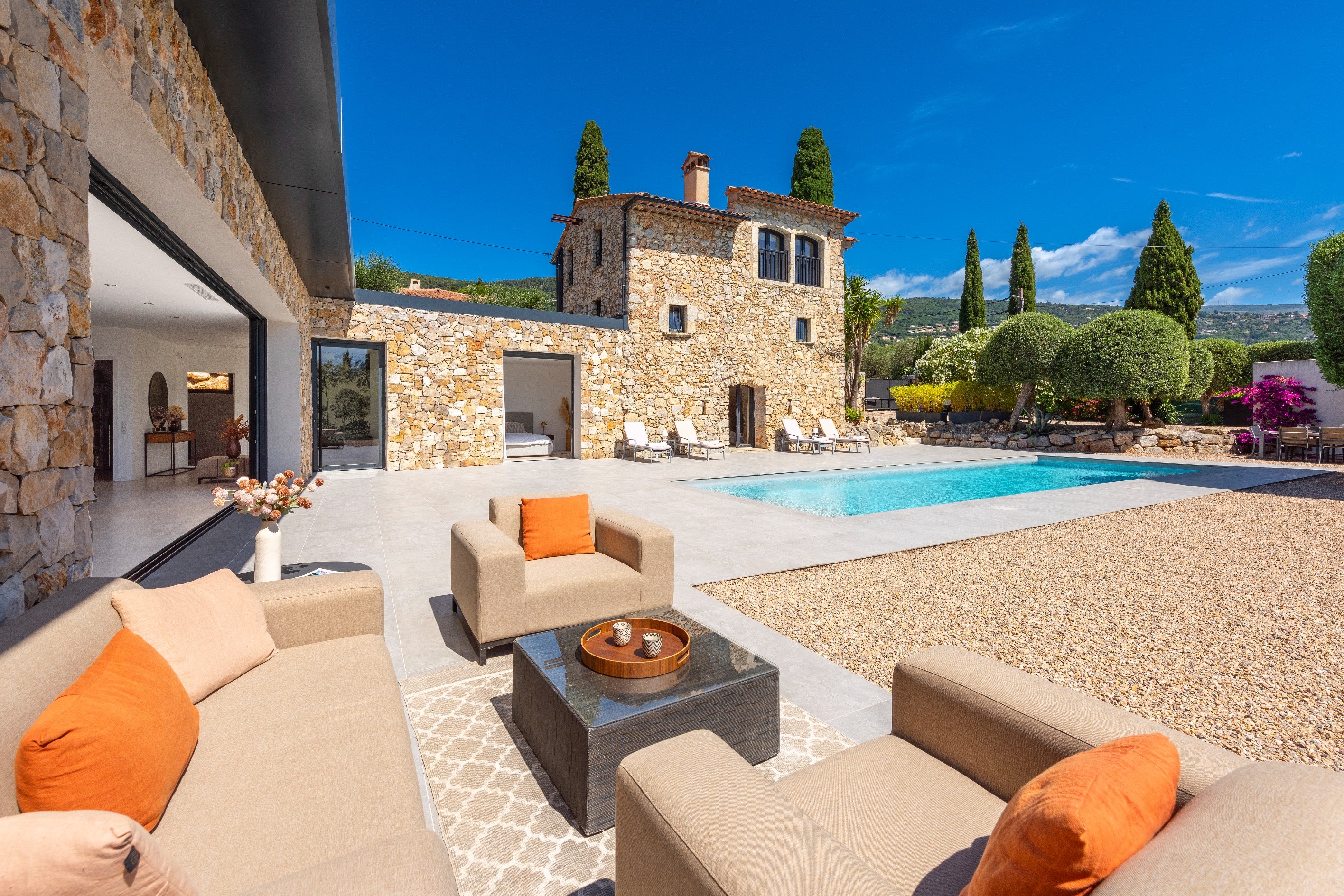  French Riviera estate combining modern architecture and historic stone charm - 物件實景