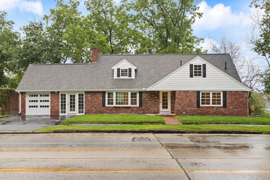 Lowell, Massachusetts, 01852, United States, 4 Bedrooms Bedrooms, ,3 BathroomsBathrooms,Residential,For Sale,1885634