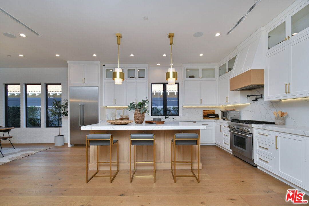 Encino, California, 91316, United States, 4 Bedrooms Bedrooms, ,5 BathroomsBathrooms,Residential,For Sale,2002982