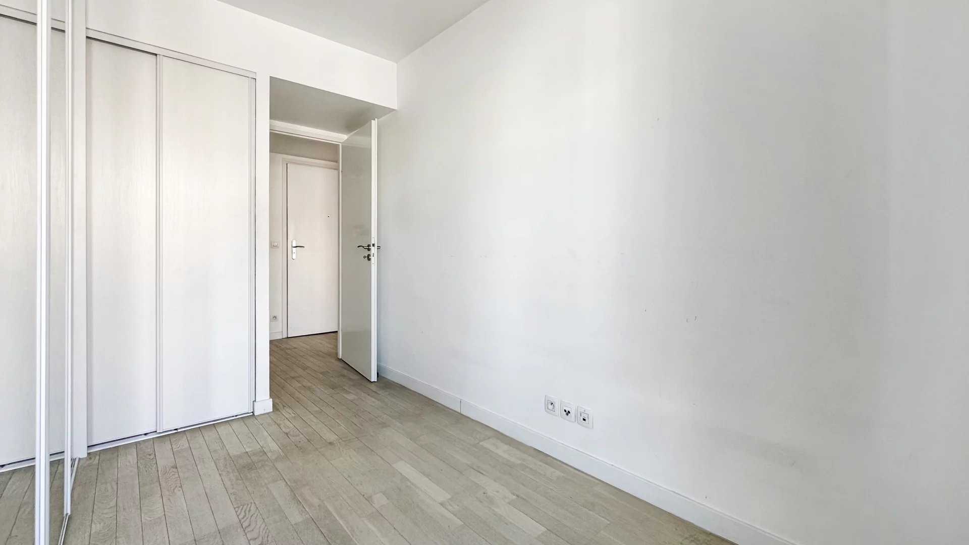 Puteaux, Île-de-France, 92800, FR, 2 Bedrooms Bedrooms, ,Residential,For Sale,1890430