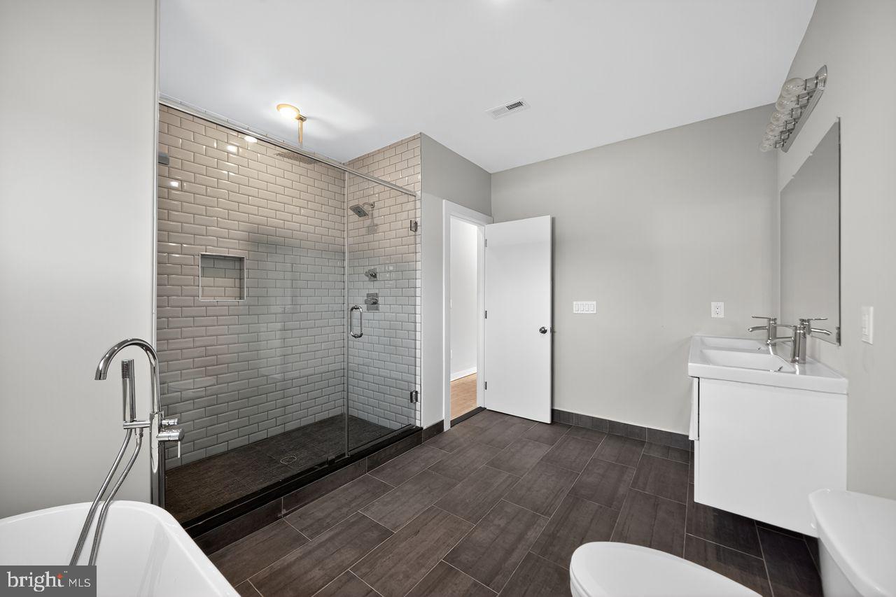 Philadelphia, Pennsylvania, 19146, United States, 4 Bedrooms Bedrooms, ,3 BathroomsBathrooms,Residential,For Sale,1960964