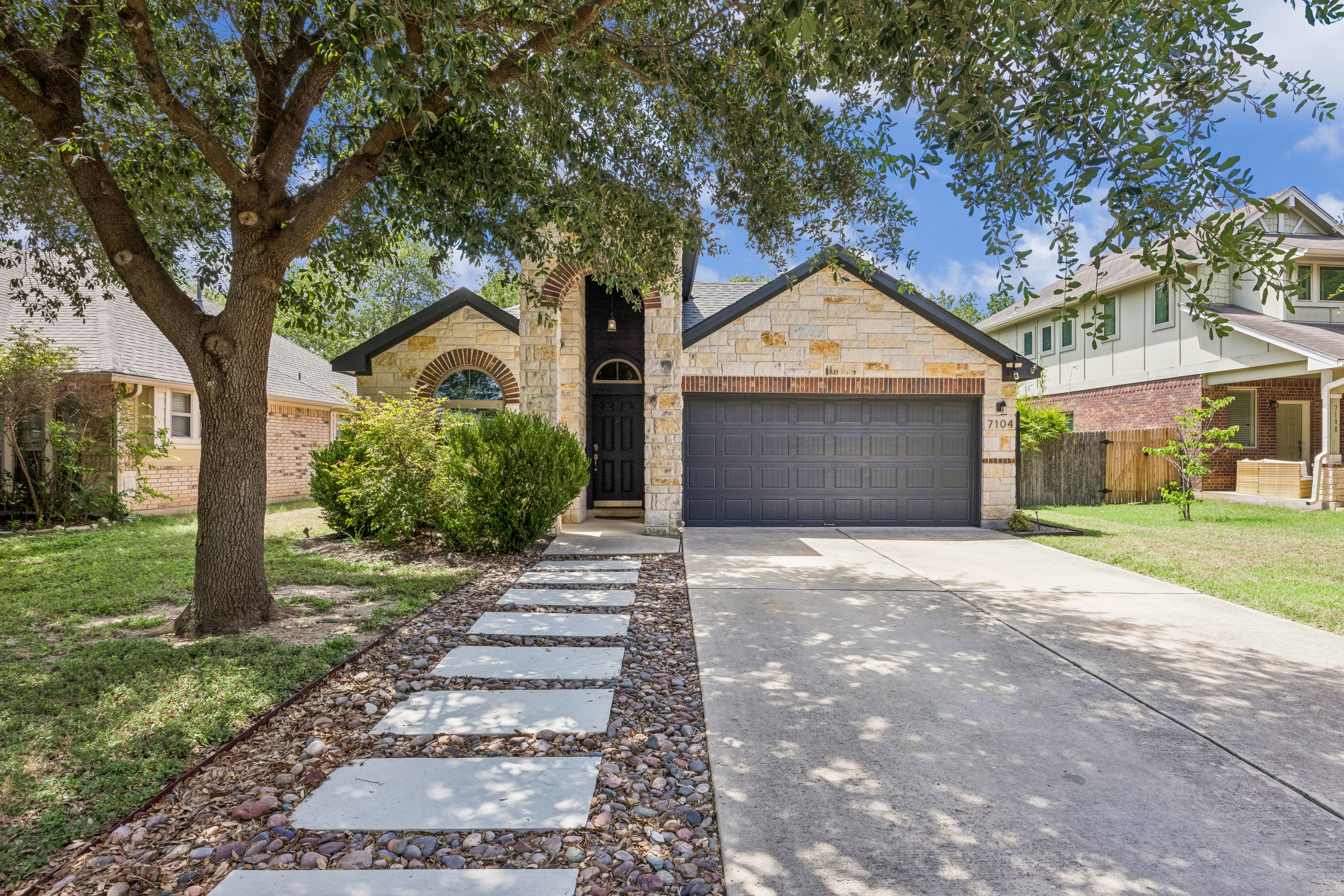  Single-Story Retreat Backing to Greenbelt in Knollwood on the Colorado River - 物件實景