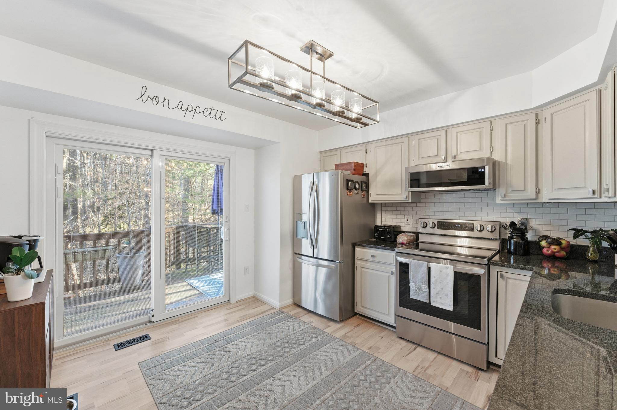 Clifton, Virginia, 20124, United States, 2 Bedrooms Bedrooms, ,3 BathroomsBathrooms,Residential,For Sale,2001572