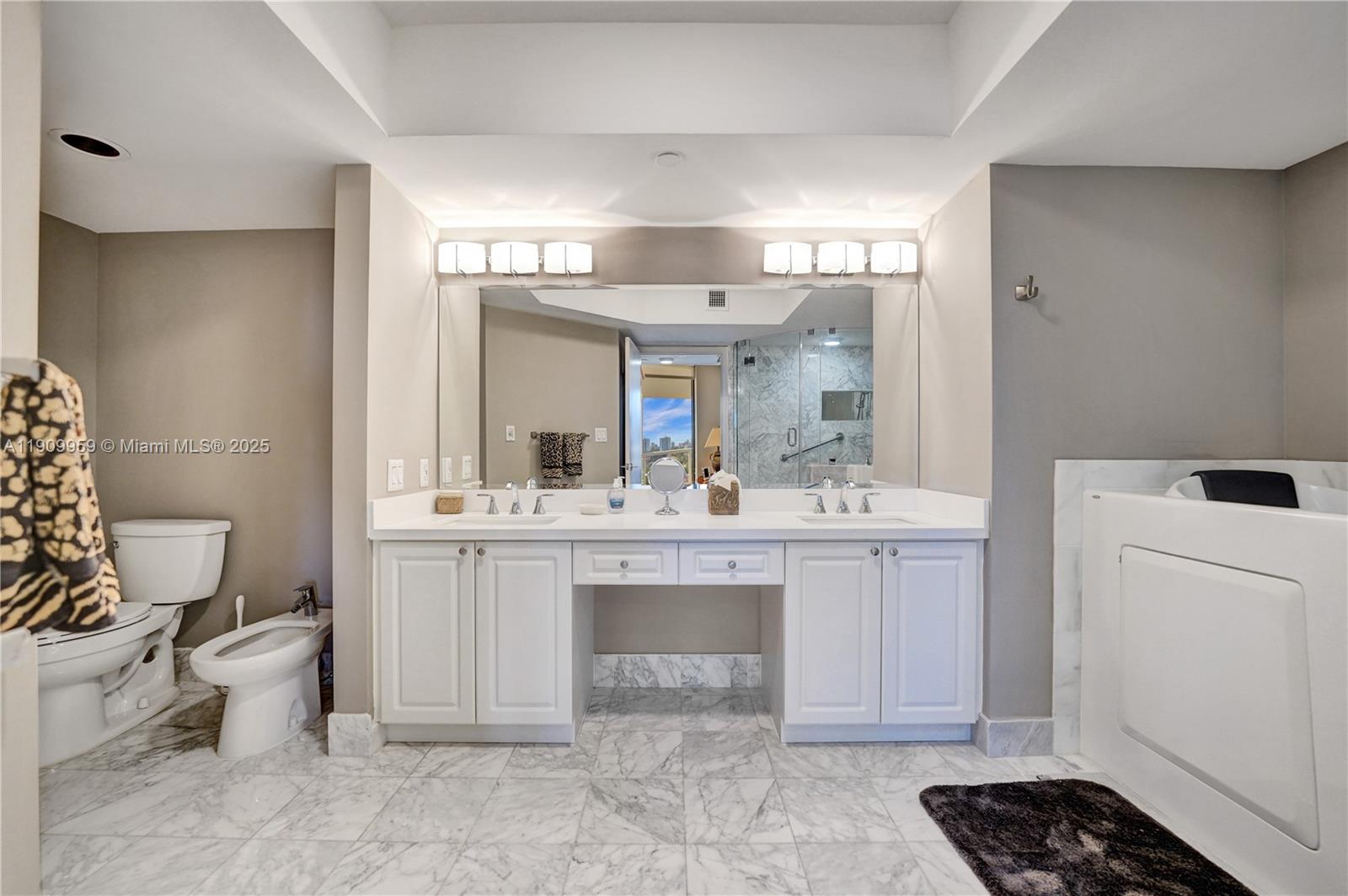 Aventura, Florida, 33180, United States, 2 Bedrooms Bedrooms, ,2 BathroomsBathrooms,Residential,For Sale,1988948