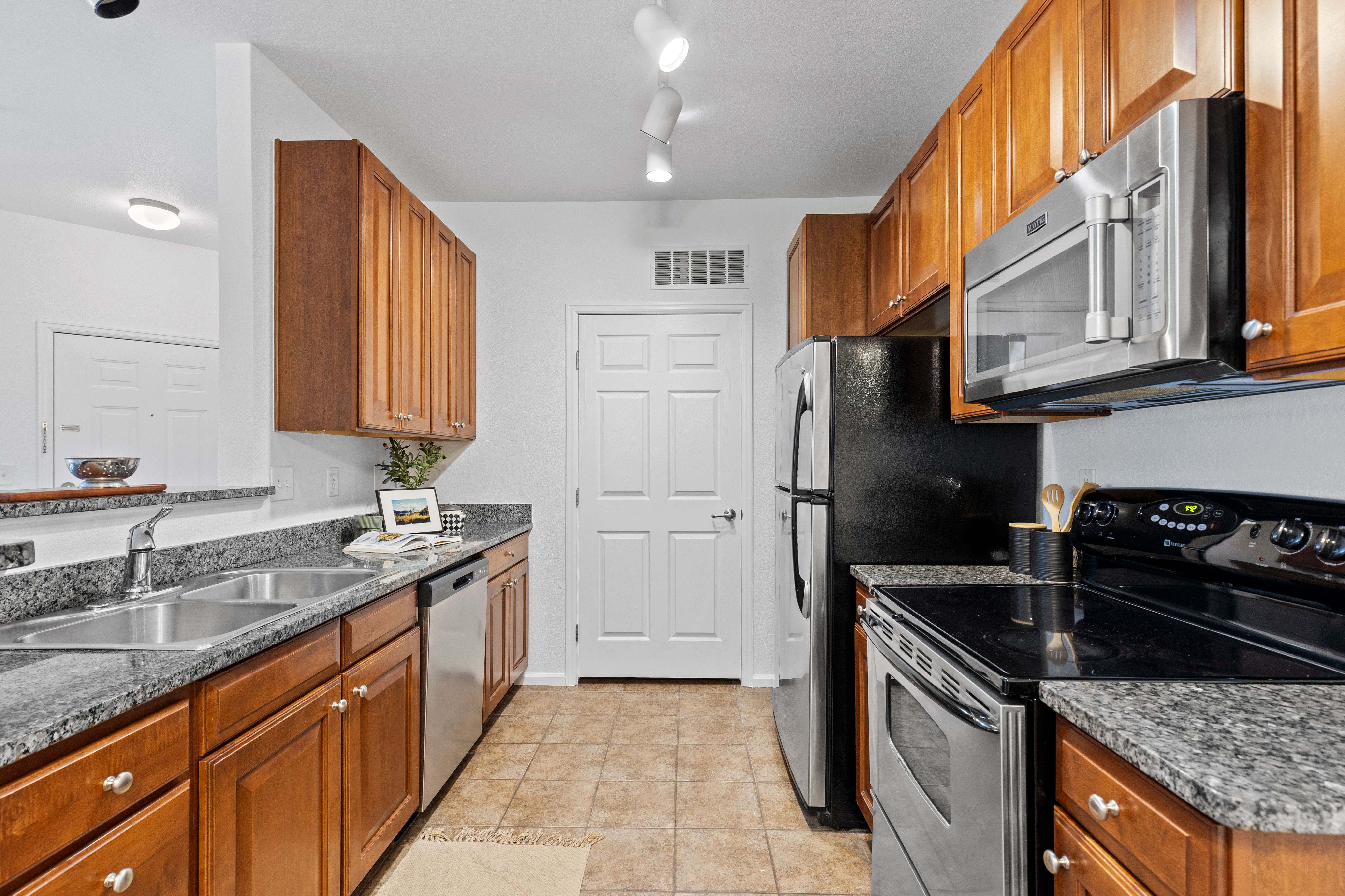  Thoughtfully updated, move-in ready in the highly sought after Prairie Walk - 物件實景