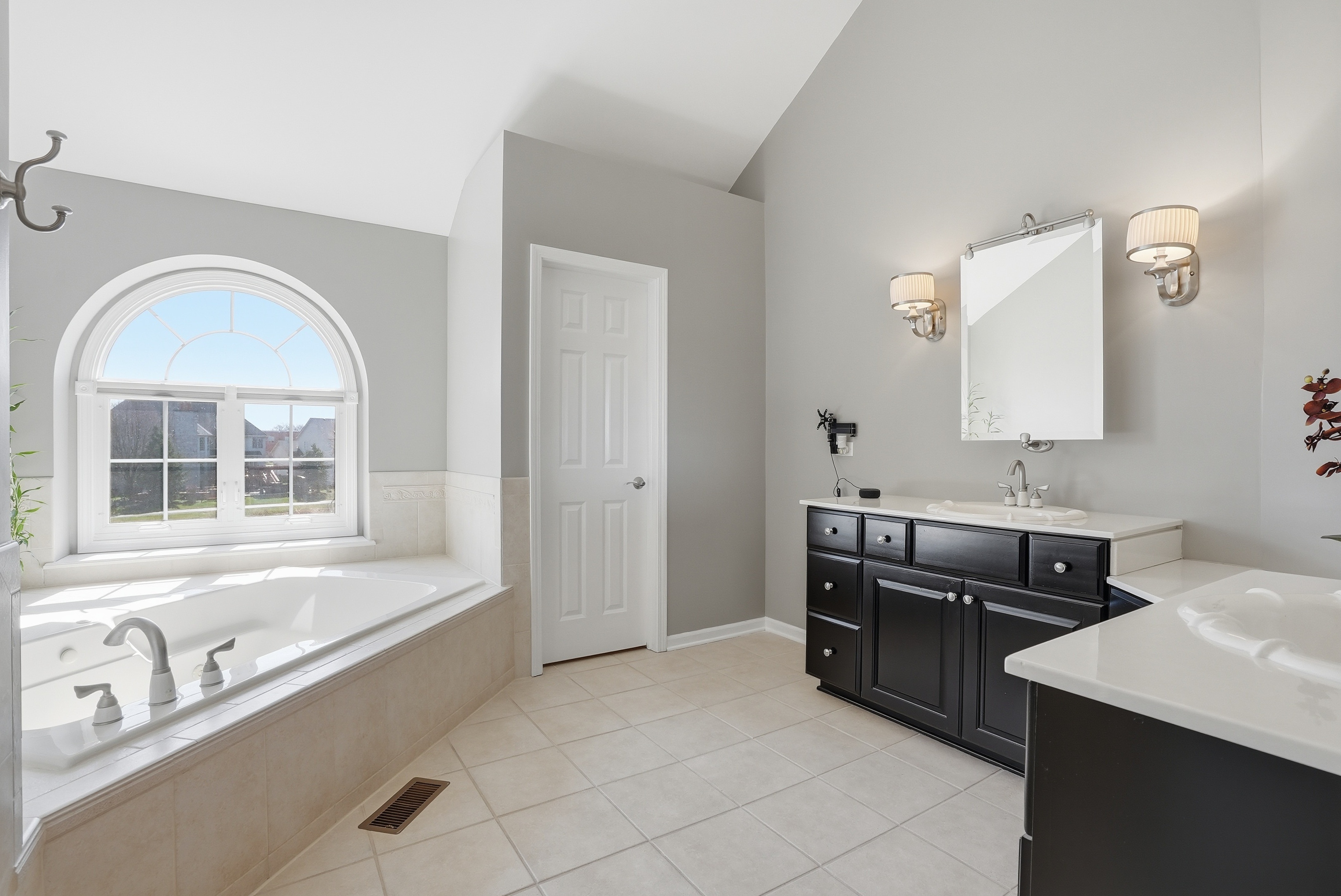  The Crown Jewel of Tall Grass: Waterfront Privacy Meets the Ultimate Layout - 物件實景