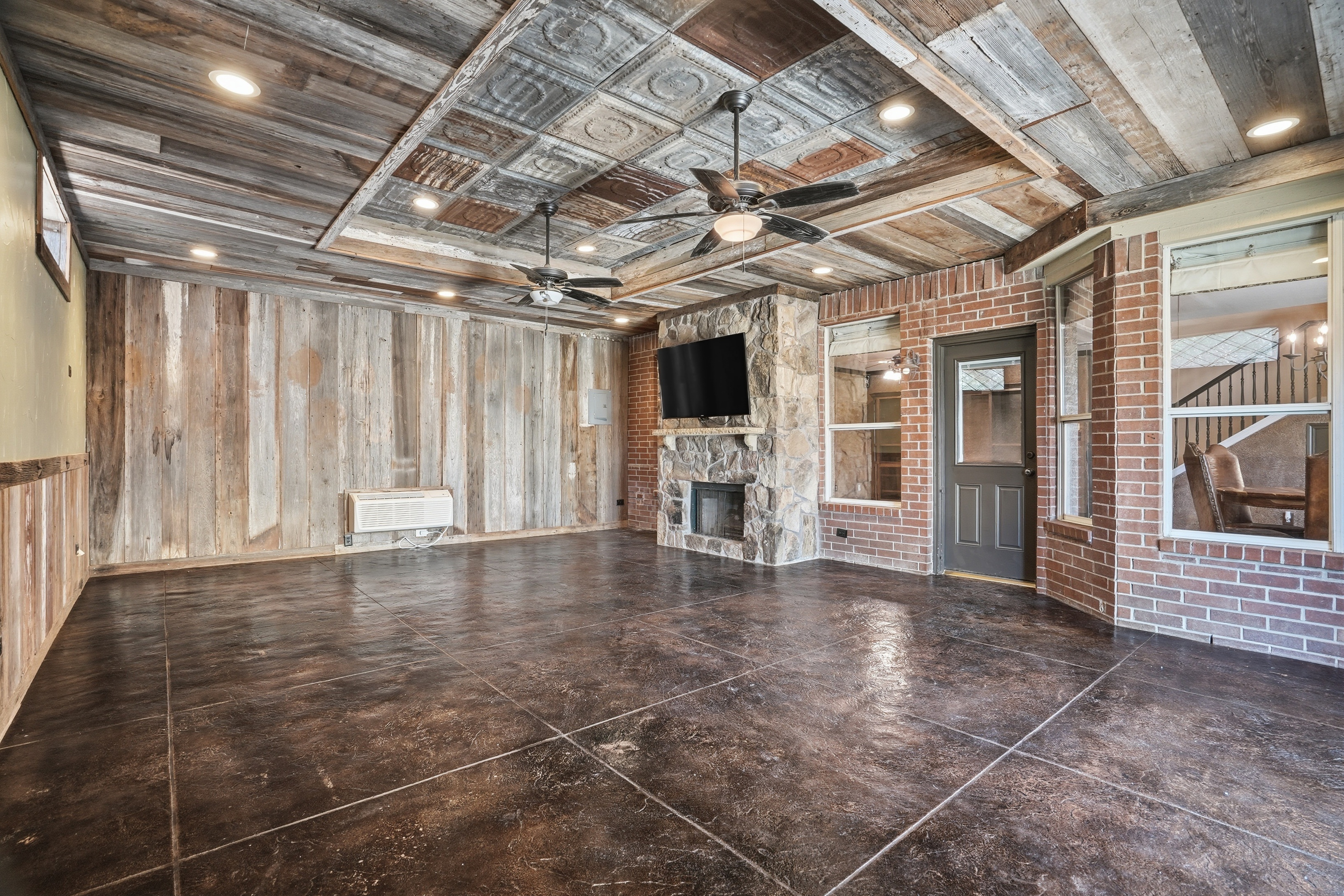  Stylish Keller Living with Bonus Room & Custom Touches - 物件實景