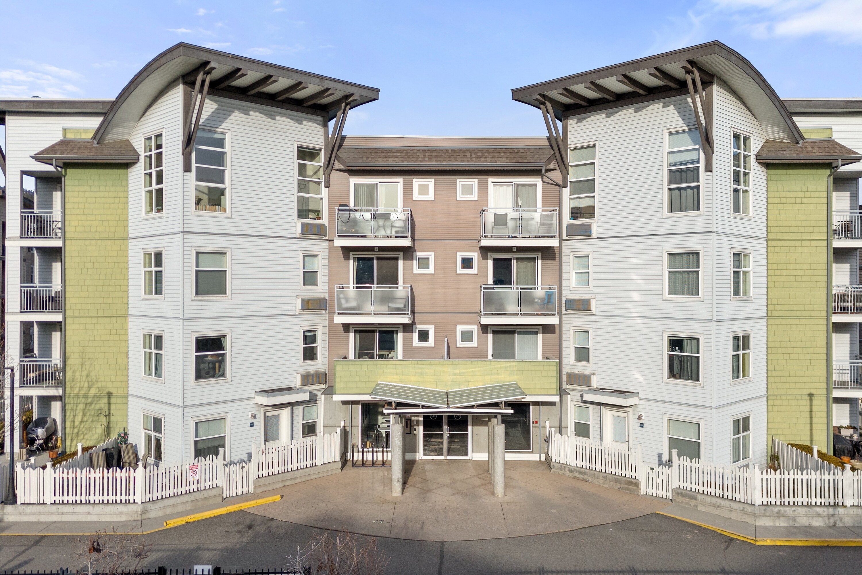  Two Bedroom + Den Apartment - 物件實景