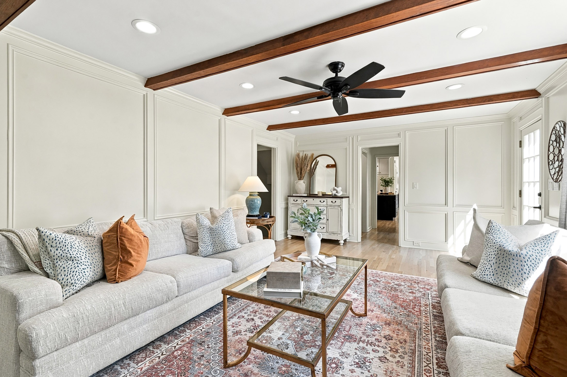  Classic Colonial Charm Meets Beautifully Updated Interiors - 物件實景