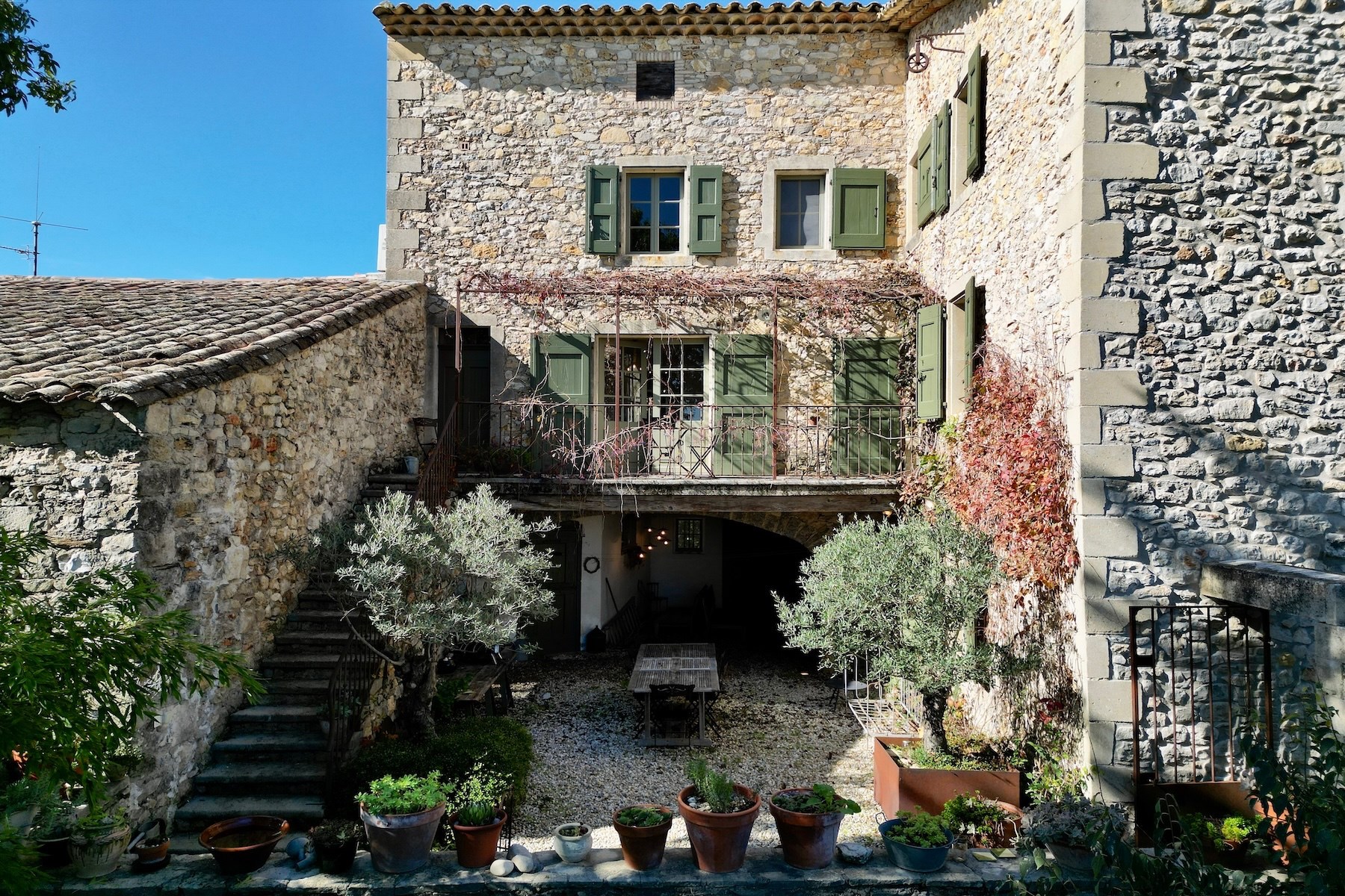  Elegant Stone Residence with Exceptional Volumes and Timeless Charm - 物件實景