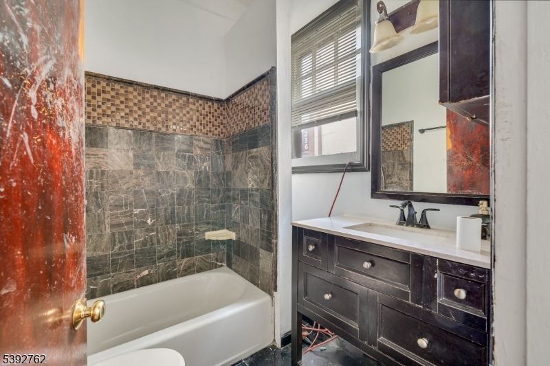 Rahway City, New Jersey, 07065, United States, 5 Bedrooms Bedrooms, ,2 BathroomsBathrooms,Residential,For Sale,1968734