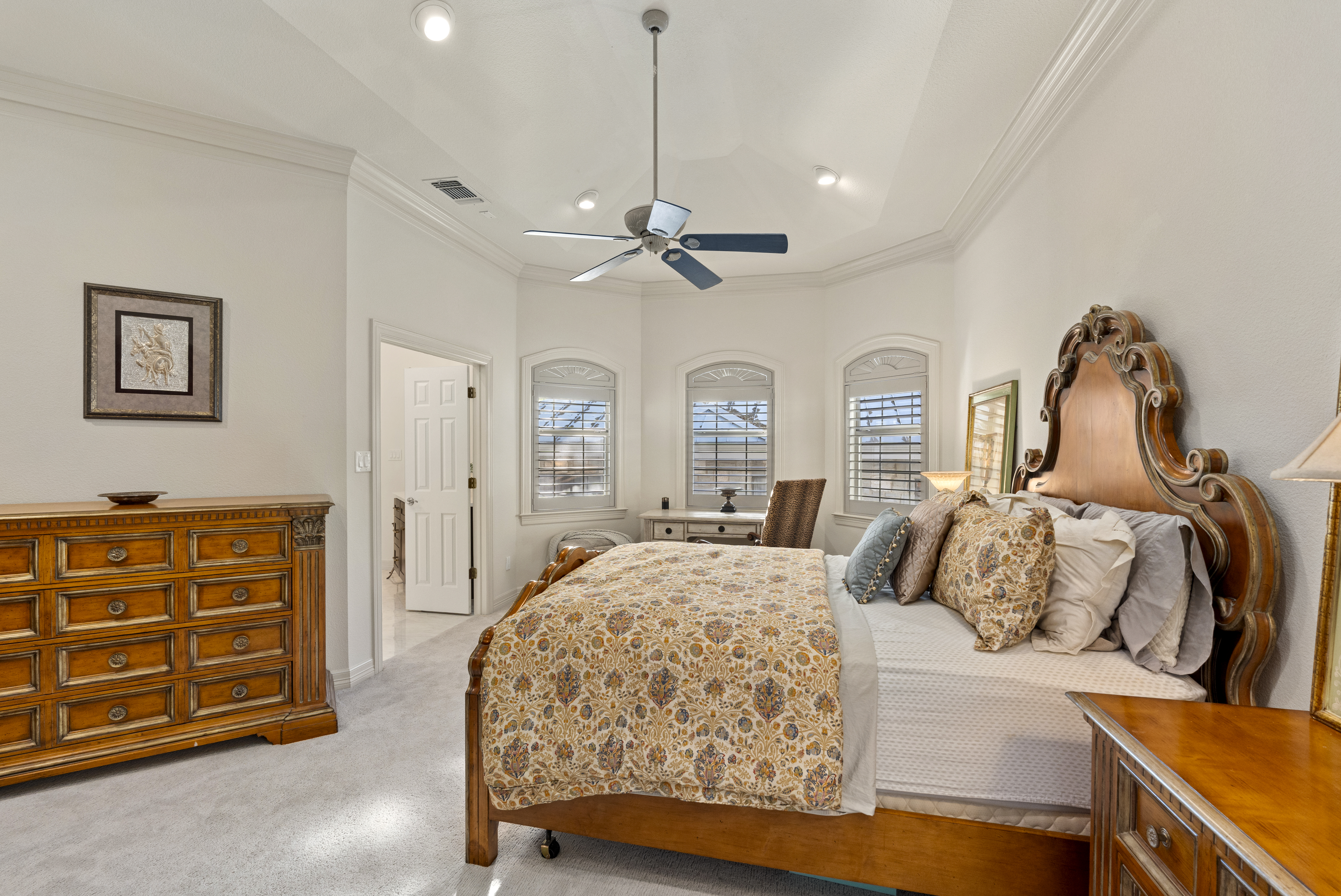  Updated Home with Captivating Interior Features - 物件實景