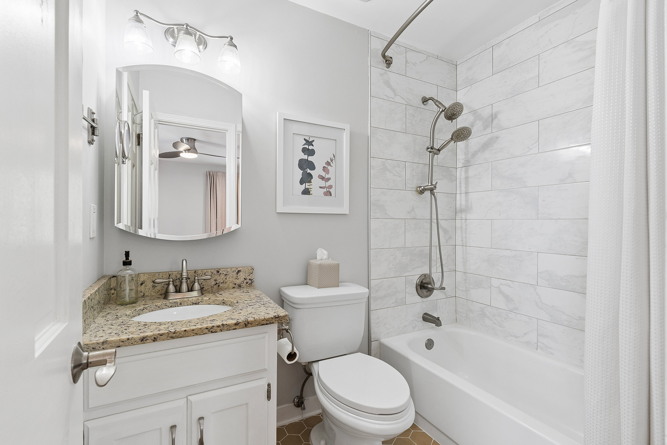  Renovated Move-In Ready End-Unit Townhome - 物件實景