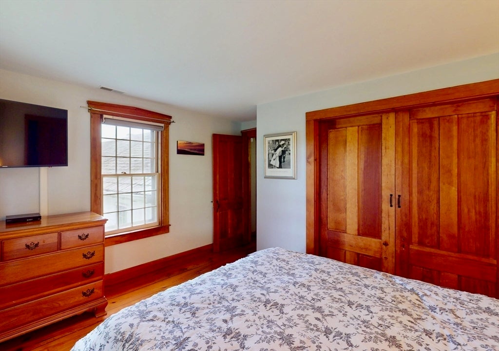 Hadley, Massachusetts, 01035, United States, 5 Bedrooms Bedrooms, ,3 BathroomsBathrooms,Residential,For Sale,1885251