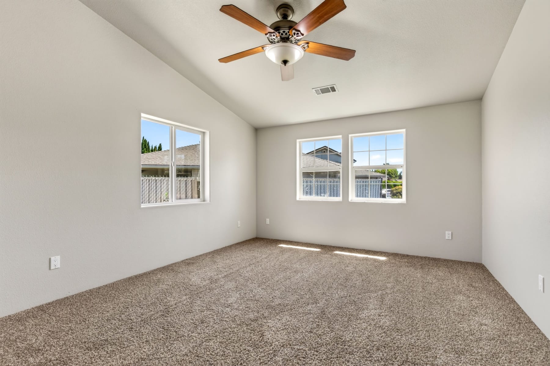  182 Justin Court Central Point, OR 97502 - 物件實景