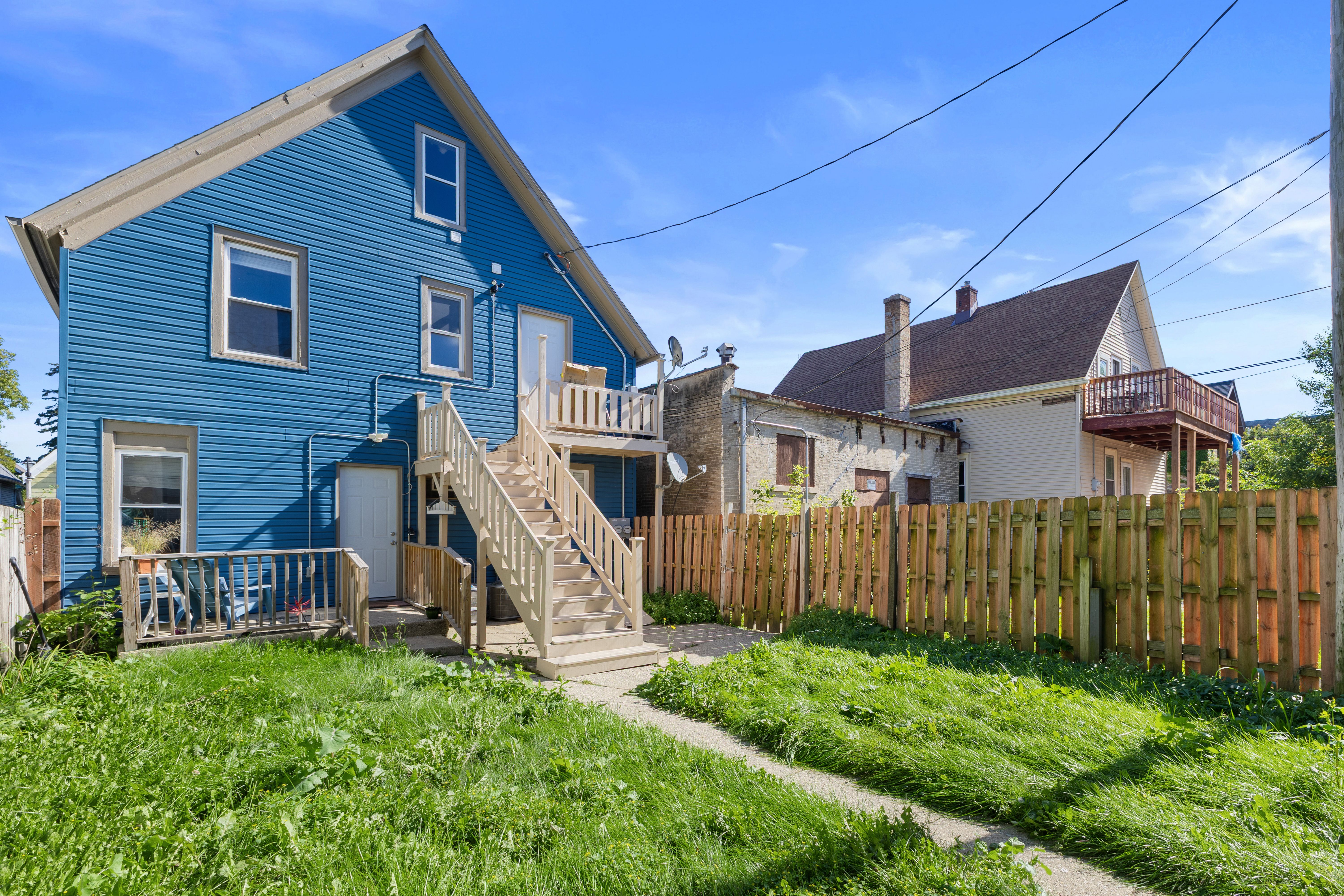  Prime Bay View Investment: Updated Duplex with 4-Car Garage Near Lake Michigan - 物件實景