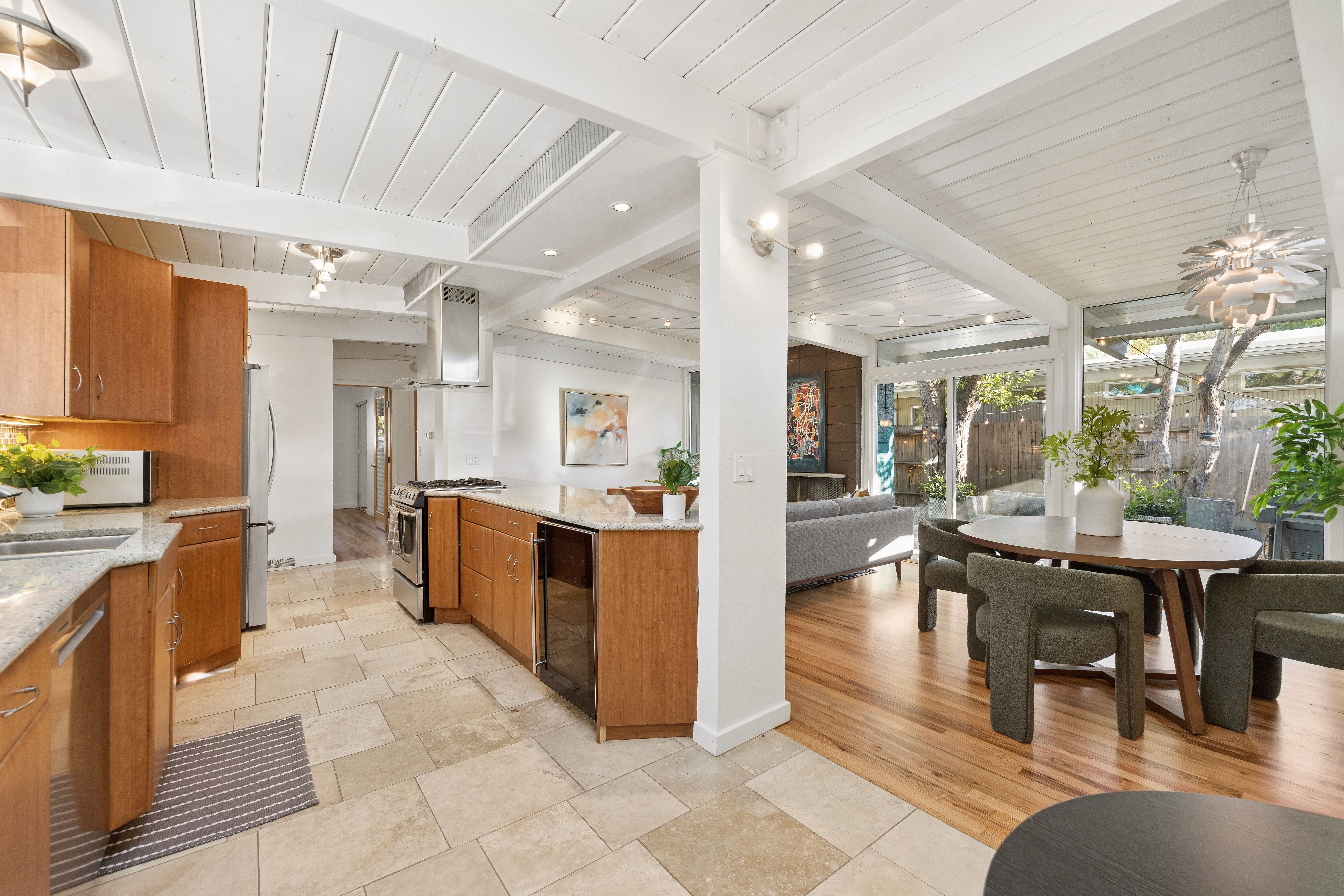  Mid-century modern lives with an effortless connection between indoors and out. - 物件實景