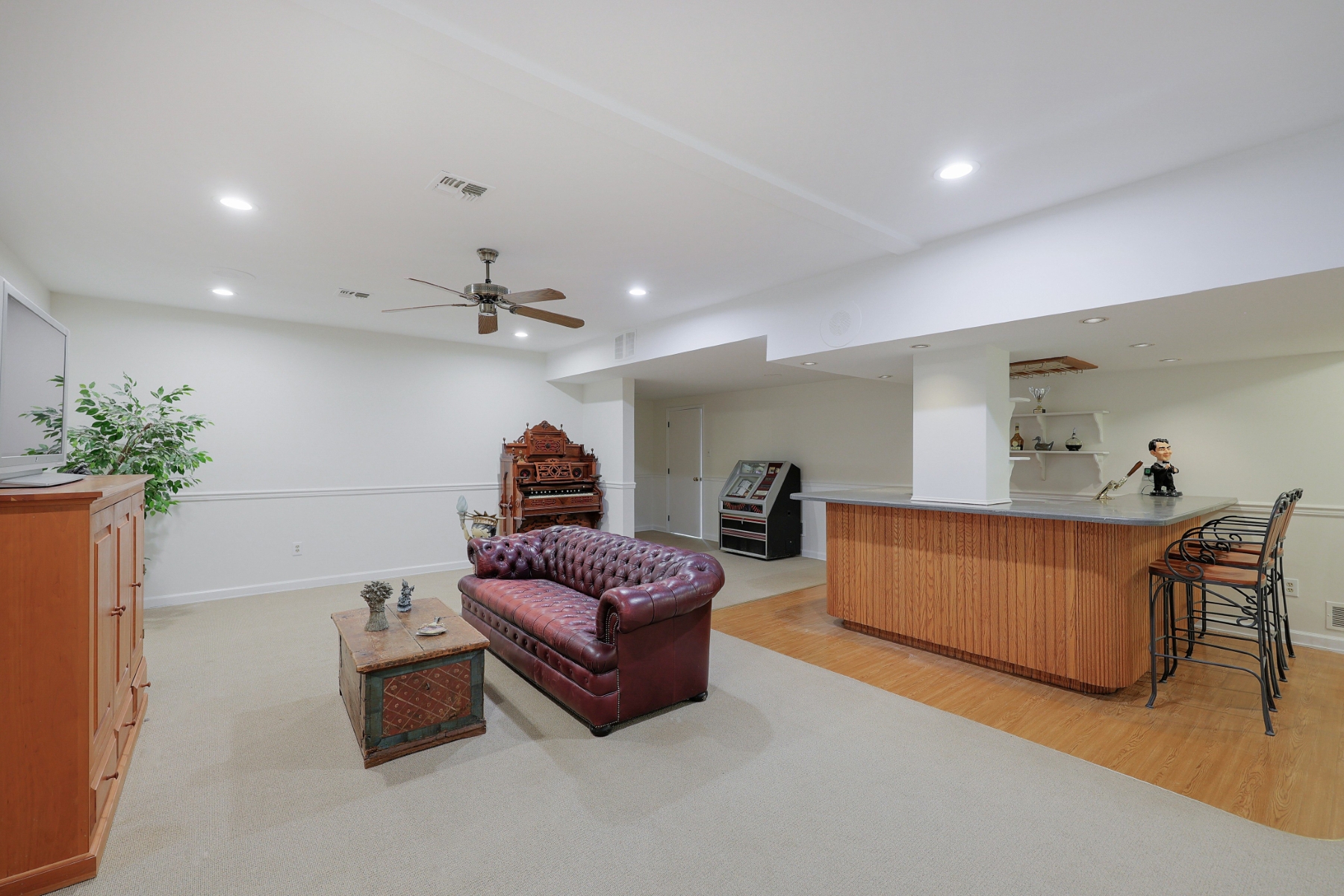  Spacious Living, Thoughtful Updates and Desirable Location - 物件實景