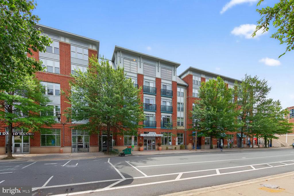 Arlington, Virginia, 22201, United States, 2 Bedrooms Bedrooms, ,2 BathroomsBathrooms,Residential,For Sale,1927773