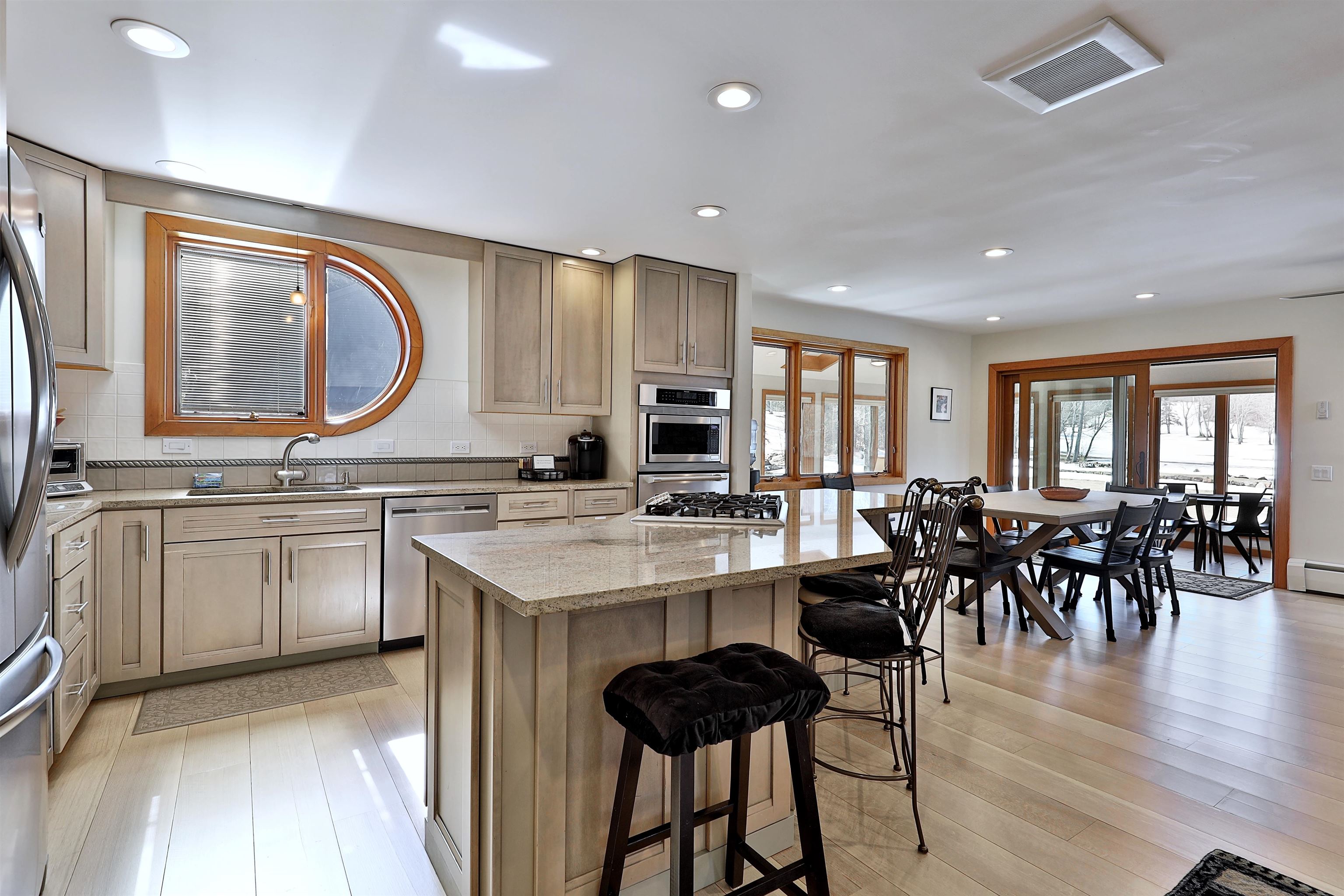  426 Roaring Brook Road - 物件實景