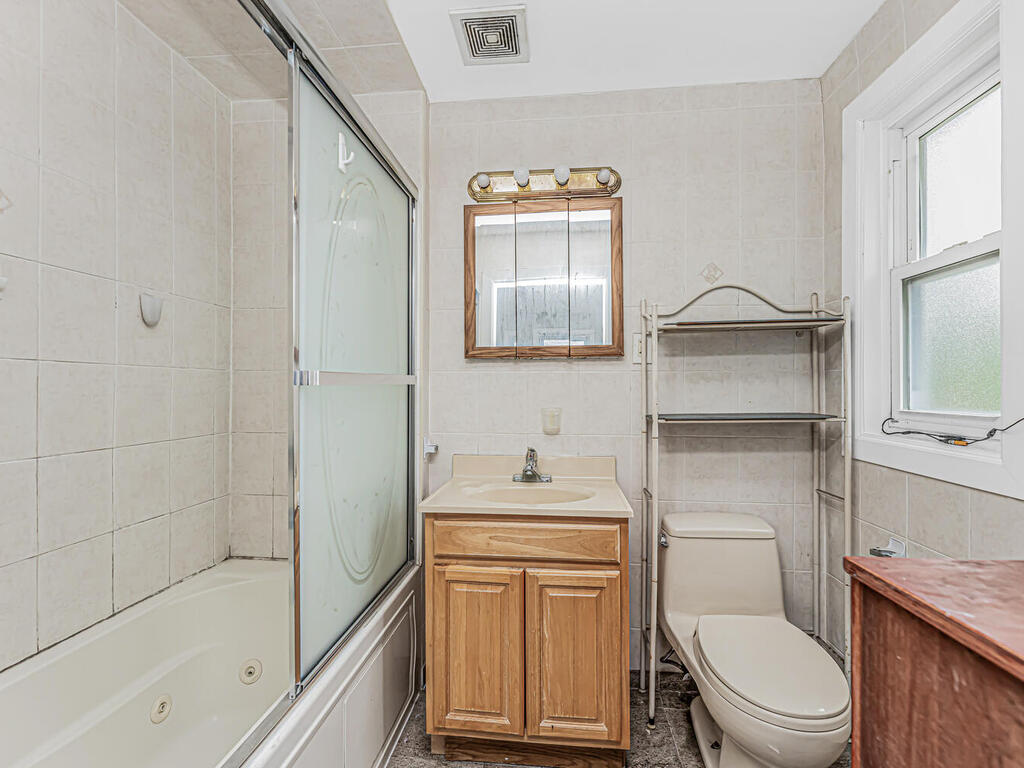 Yonkers, New York, 10710, United States, 5 Bedrooms Bedrooms, ,3 BathroomsBathrooms,Residential,For Sale,1983981