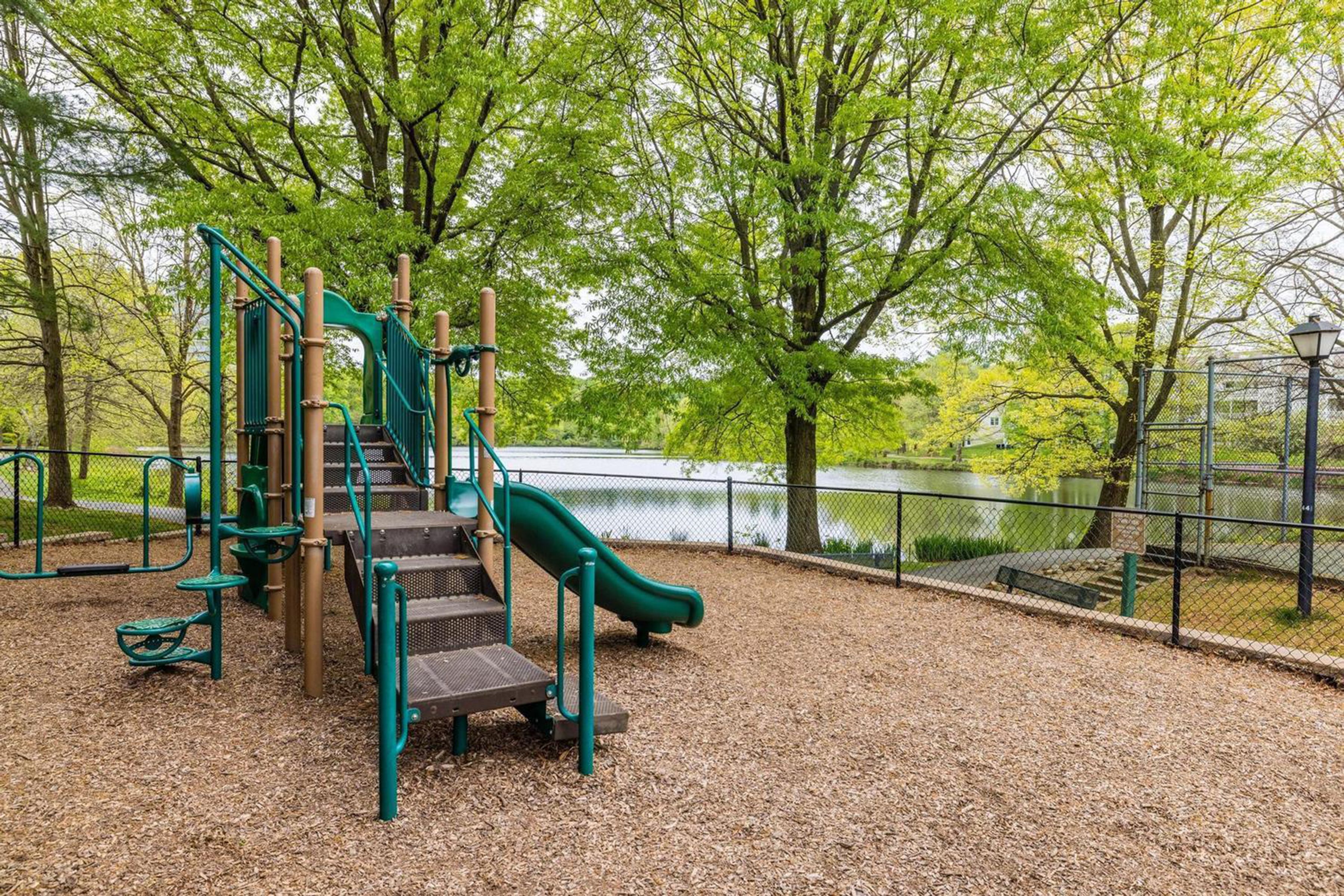  2922 Bridgehampton Court, Falls Church, VA 22042 - 物件實景