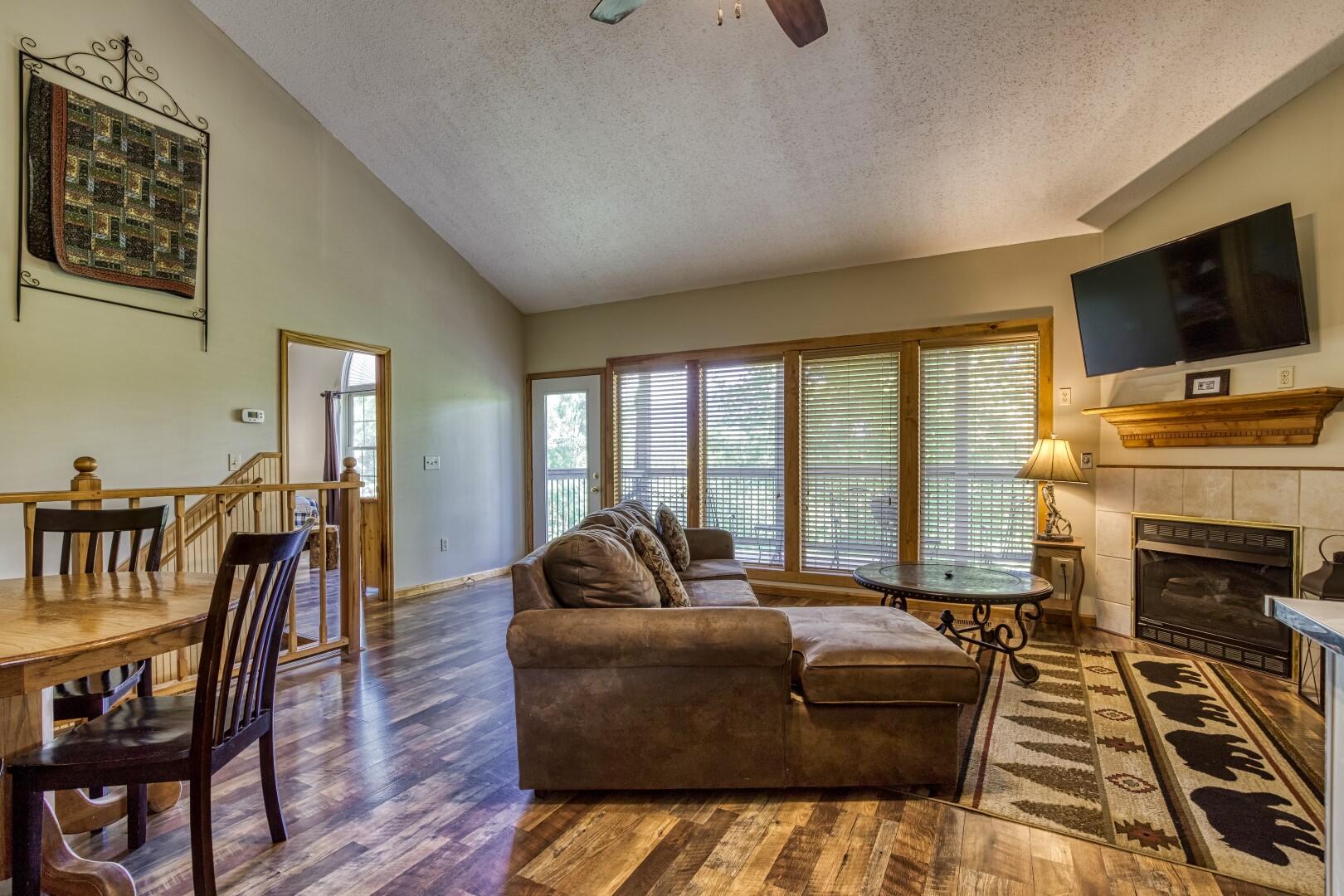 Gatlinburg, Tennessee, 37738, United States, 2 Bedrooms Bedrooms, ,3 BathroomsBathrooms,Residential,For Sale,1931589