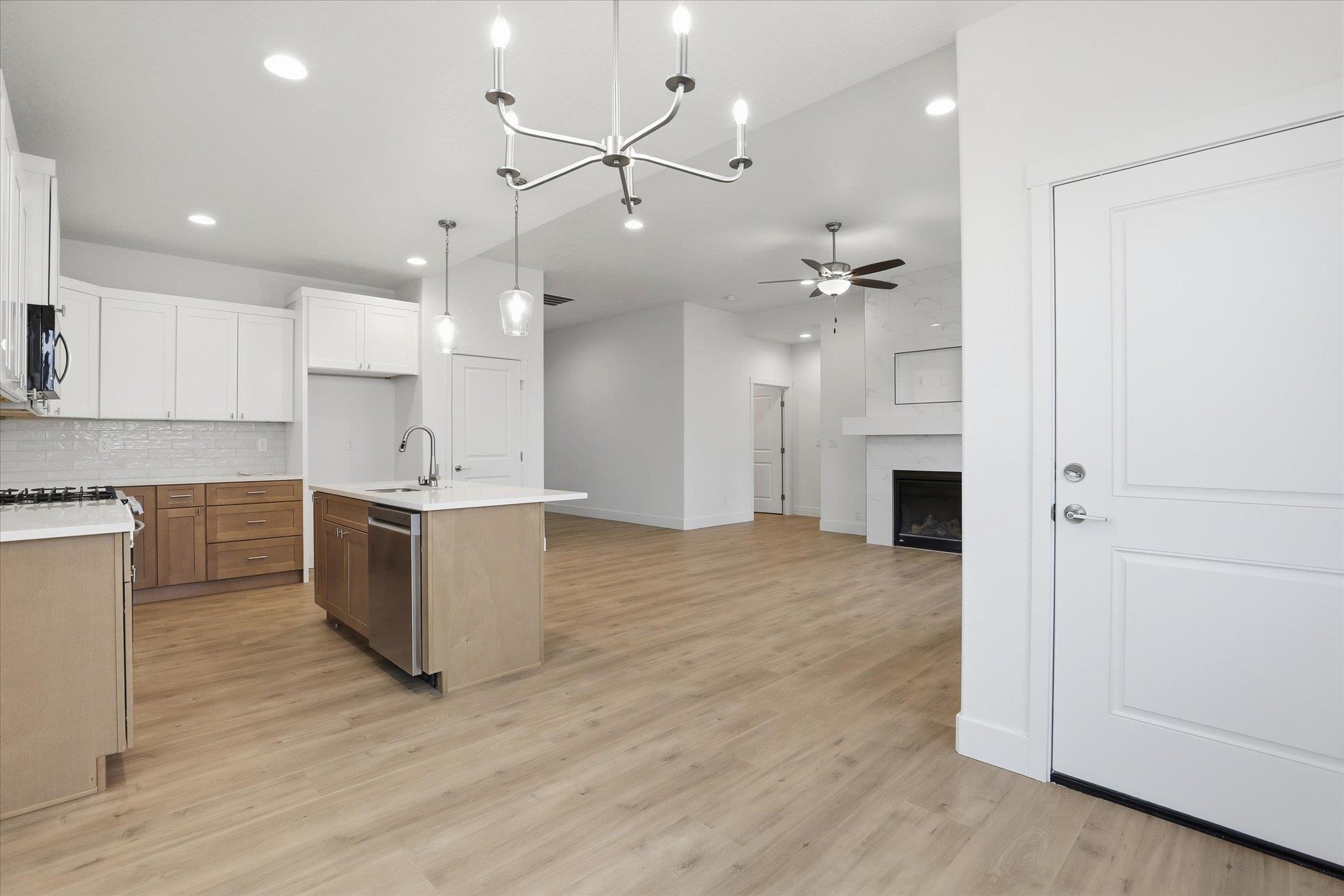 Deer Park, Washington, 99006, United States, 3 Bedrooms Bedrooms, ,2 BathroomsBathrooms,Residential,For Sale,1992798