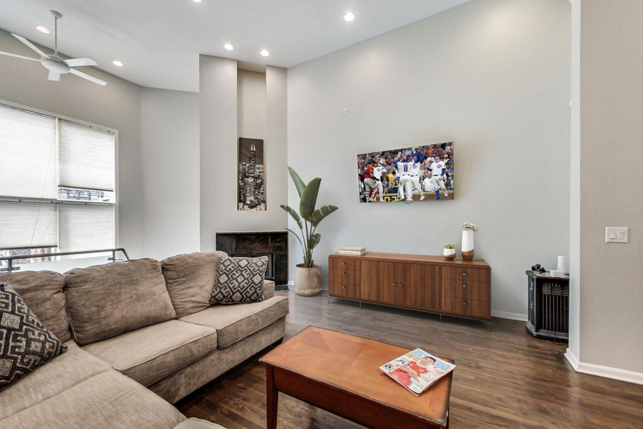 Chicago, Illinois, 60622, United States, 3 Bedrooms Bedrooms, ,3 BathroomsBathrooms,Residential,For Sale,1794202