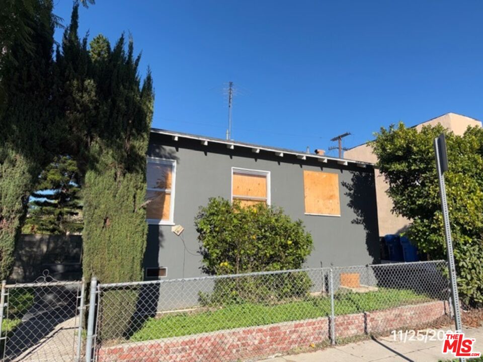 Los Angeles, California, 90019, United States, 6 Bedrooms Bedrooms, ,Residential,For Sale,1999080