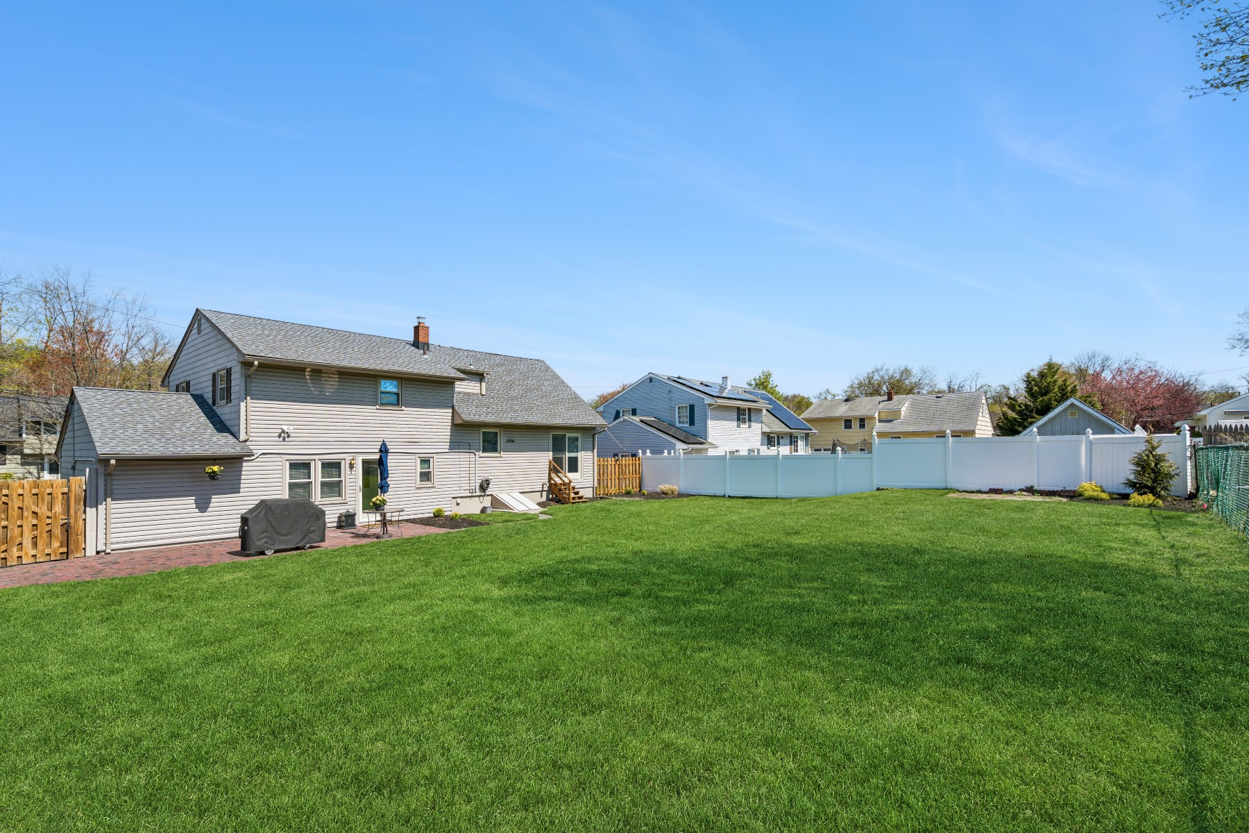  Immaculate and Updated Split Level Residence - 物件實景