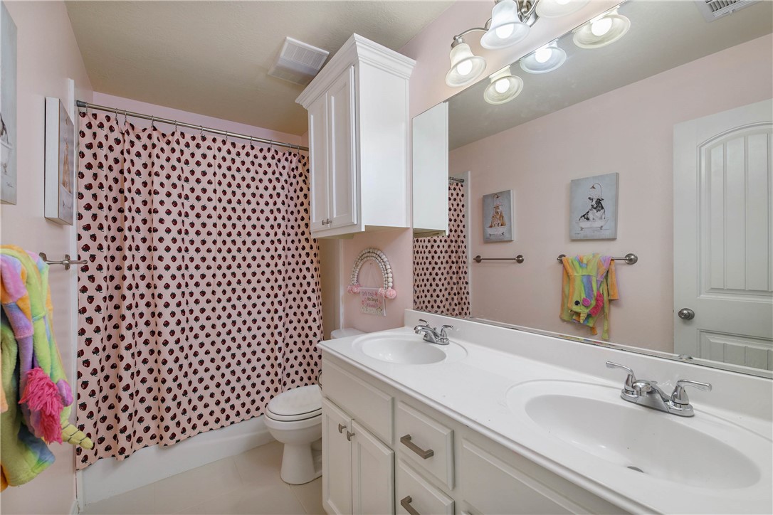 College Station, Texas, 77845, United States, 5 Bedrooms Bedrooms, ,4 BathroomsBathrooms,Residential,For Sale,1979920