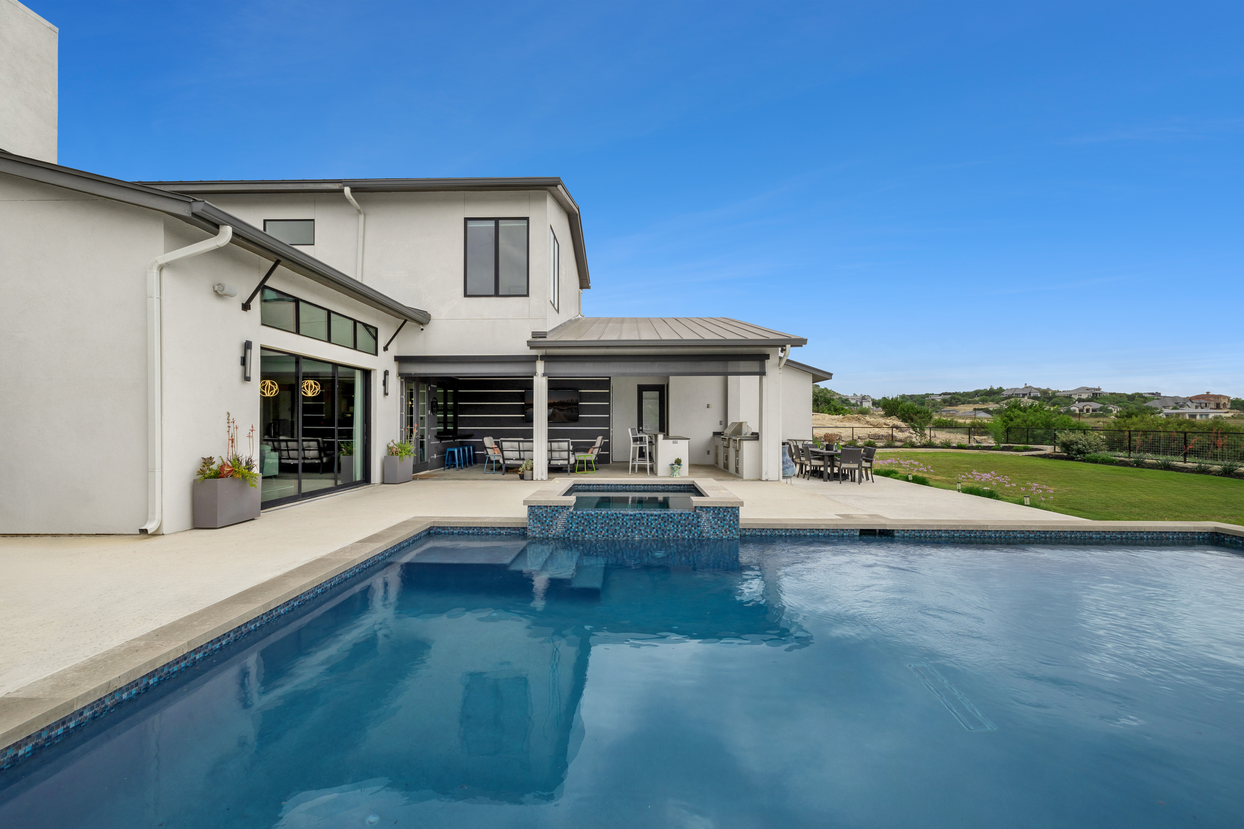  Custom Contemporary with Designer Finishes - 物件實景